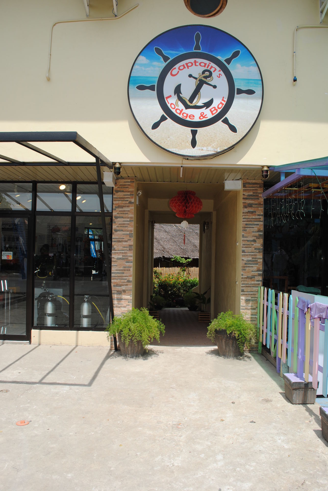 Captains Lodge And Bar