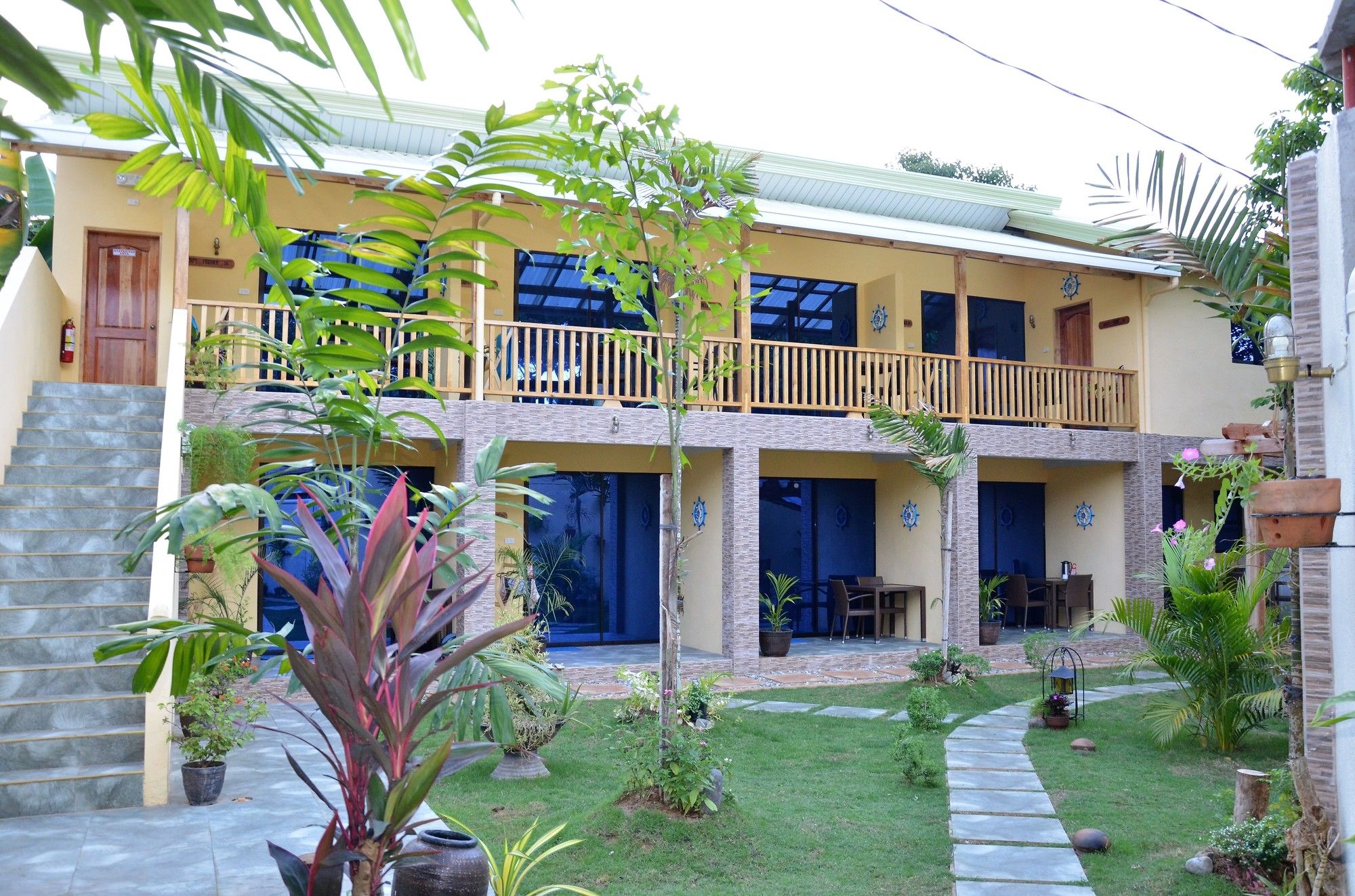 Captains Lodge And Bar