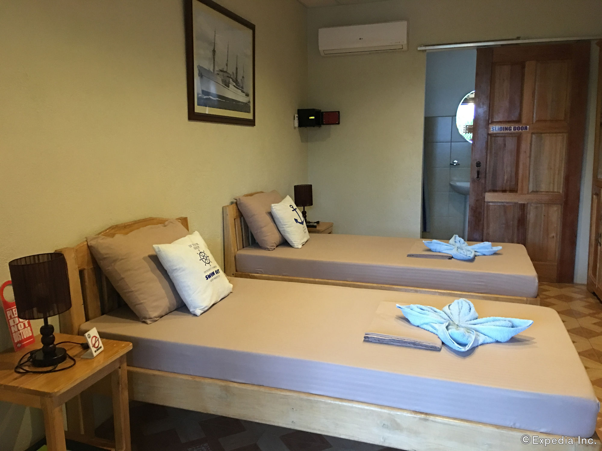 Captains Lodge And Bar