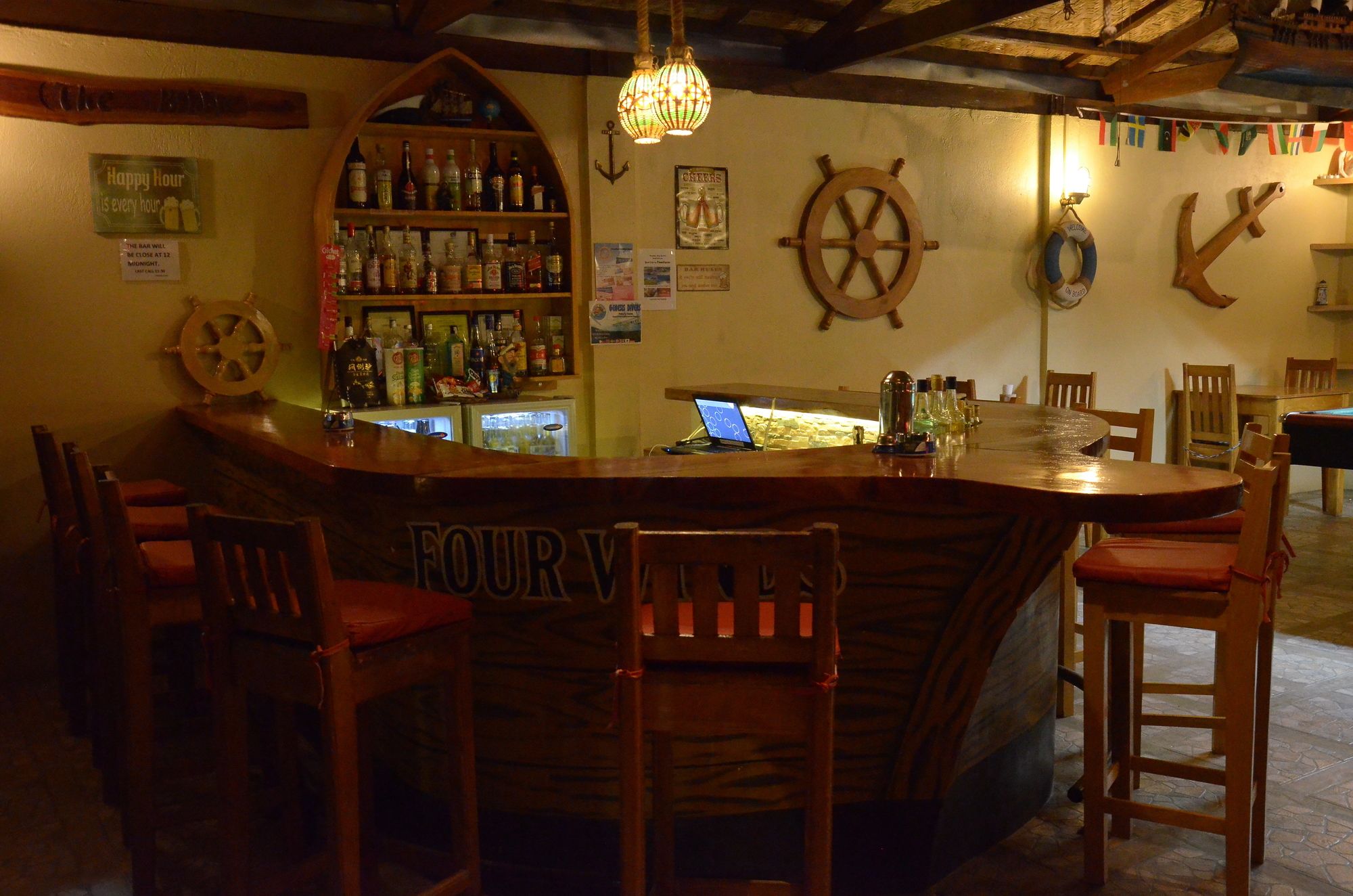 Captains Lodge And Bar