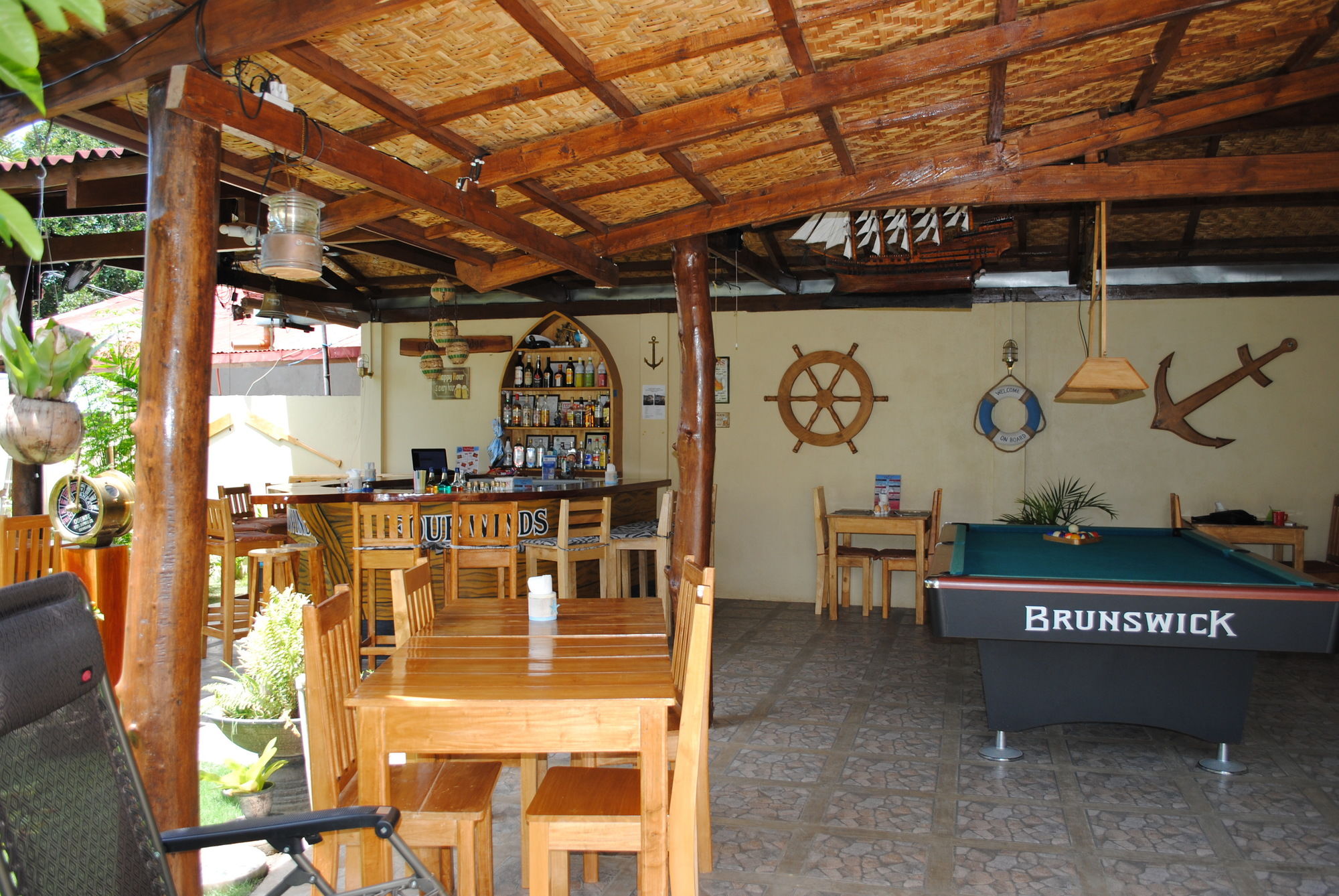 Captains Lodge And Bar