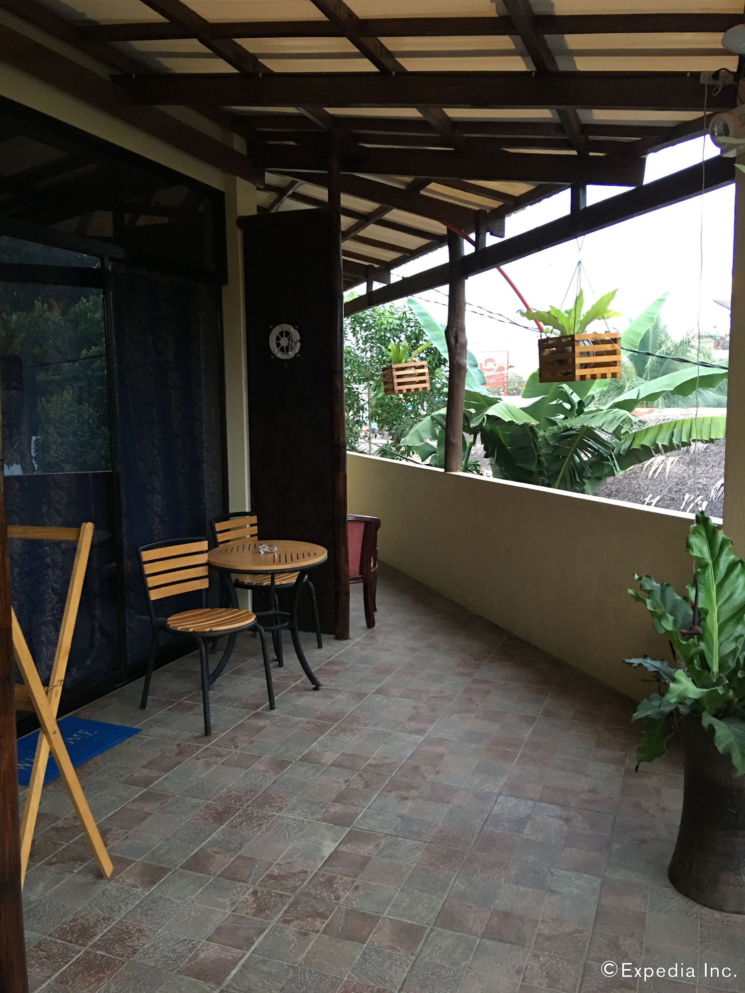 Captains Lodge And Bar