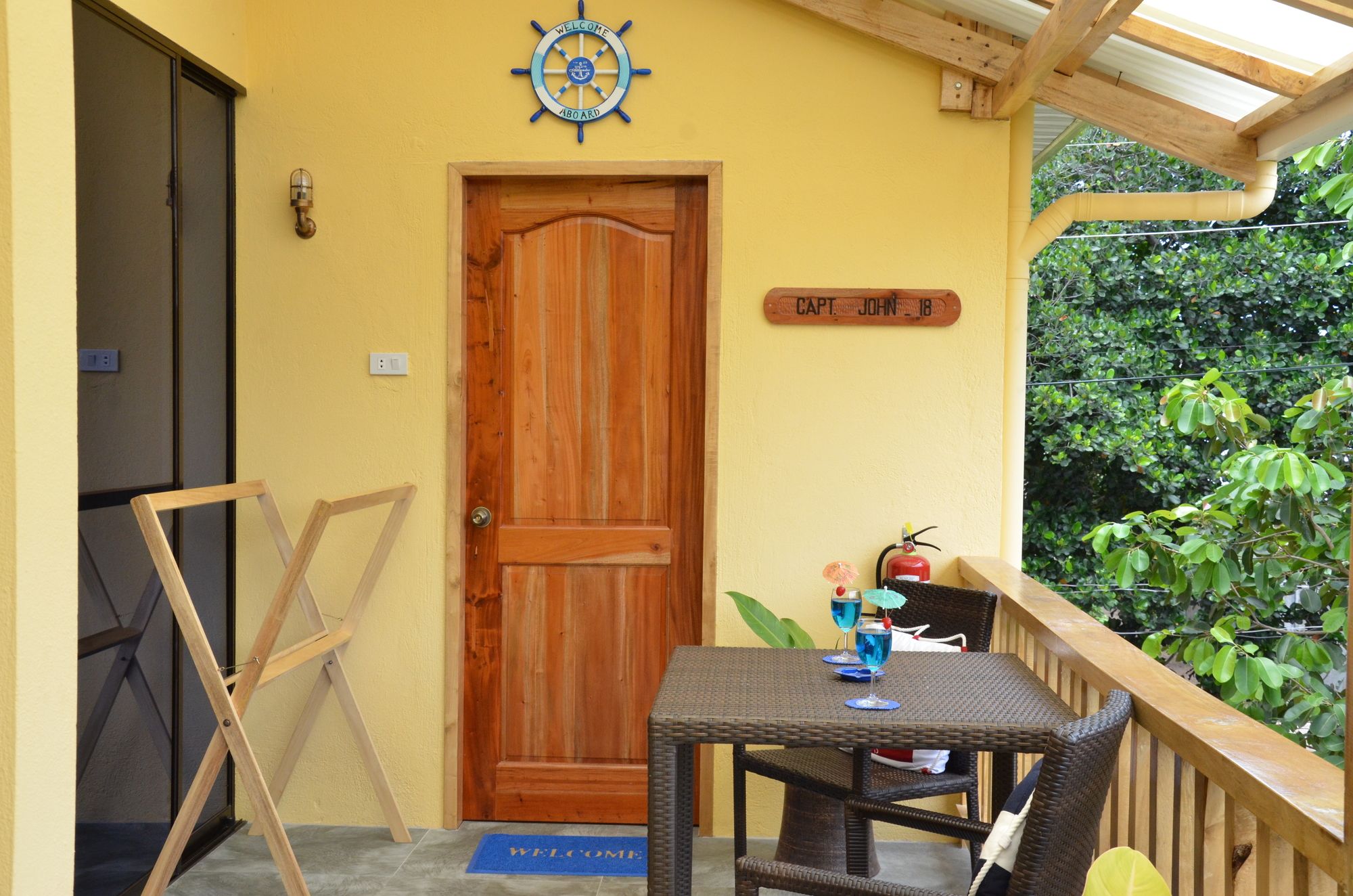 Captains Lodge And Bar