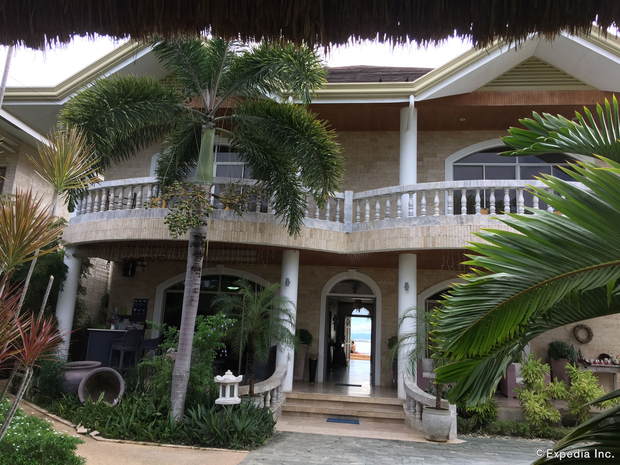 Linaw Beach Resort