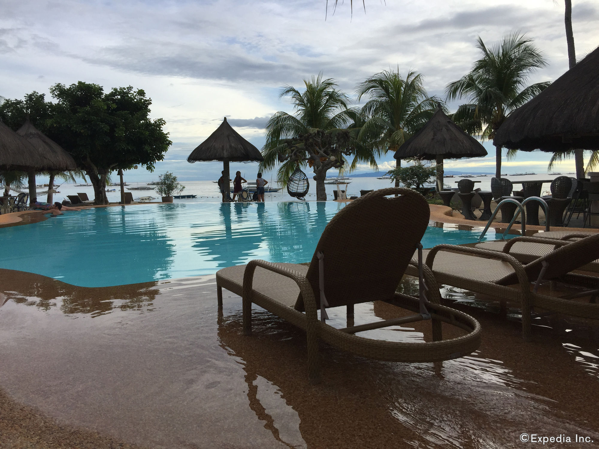 Linaw Beach Resort