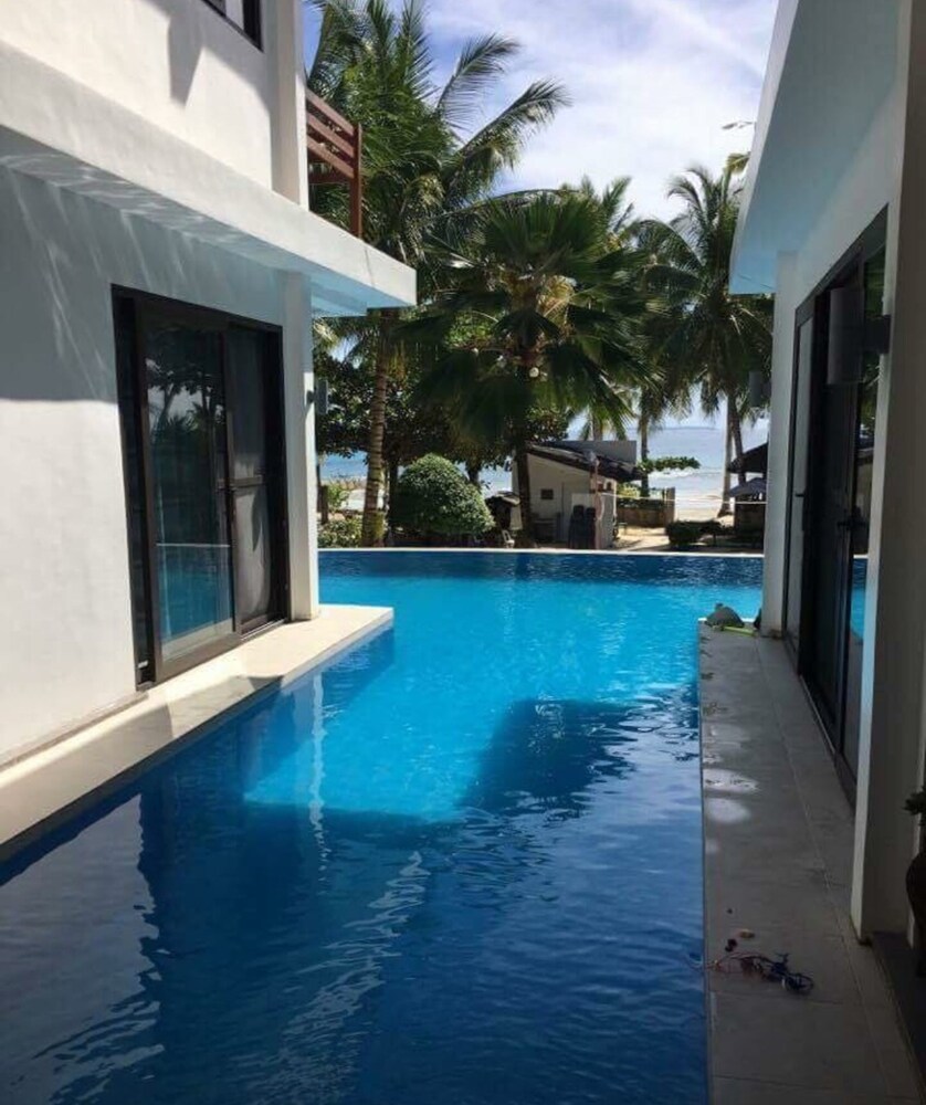 The Whitehouse by The Sea