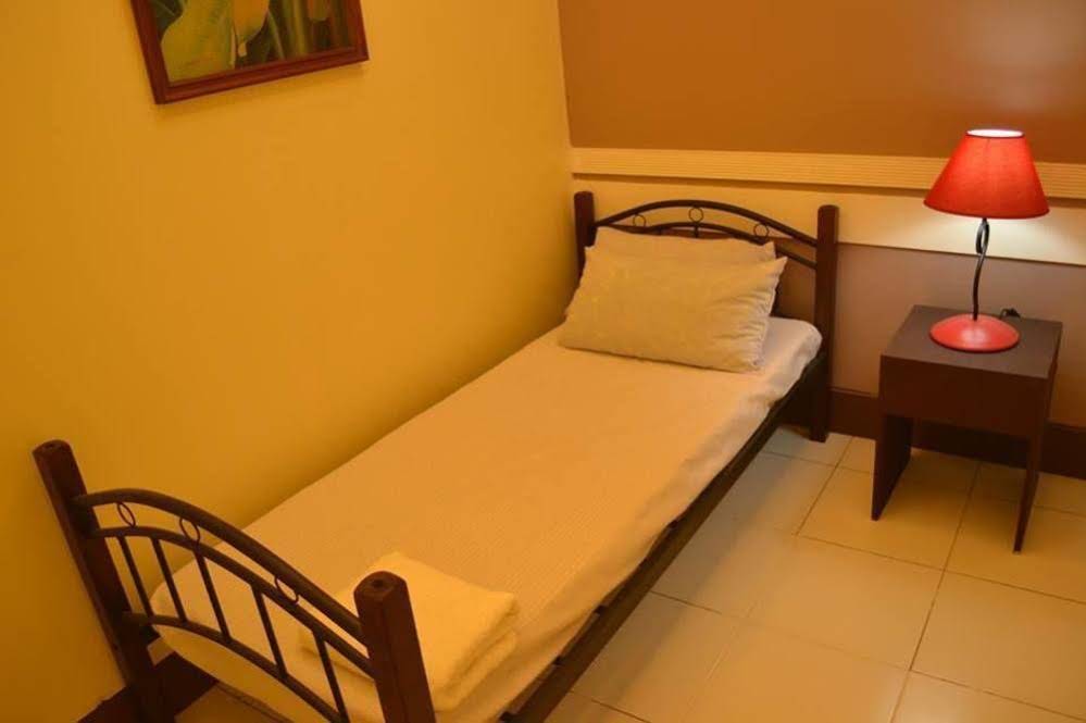 Airport Travelodge Manila - Hostel