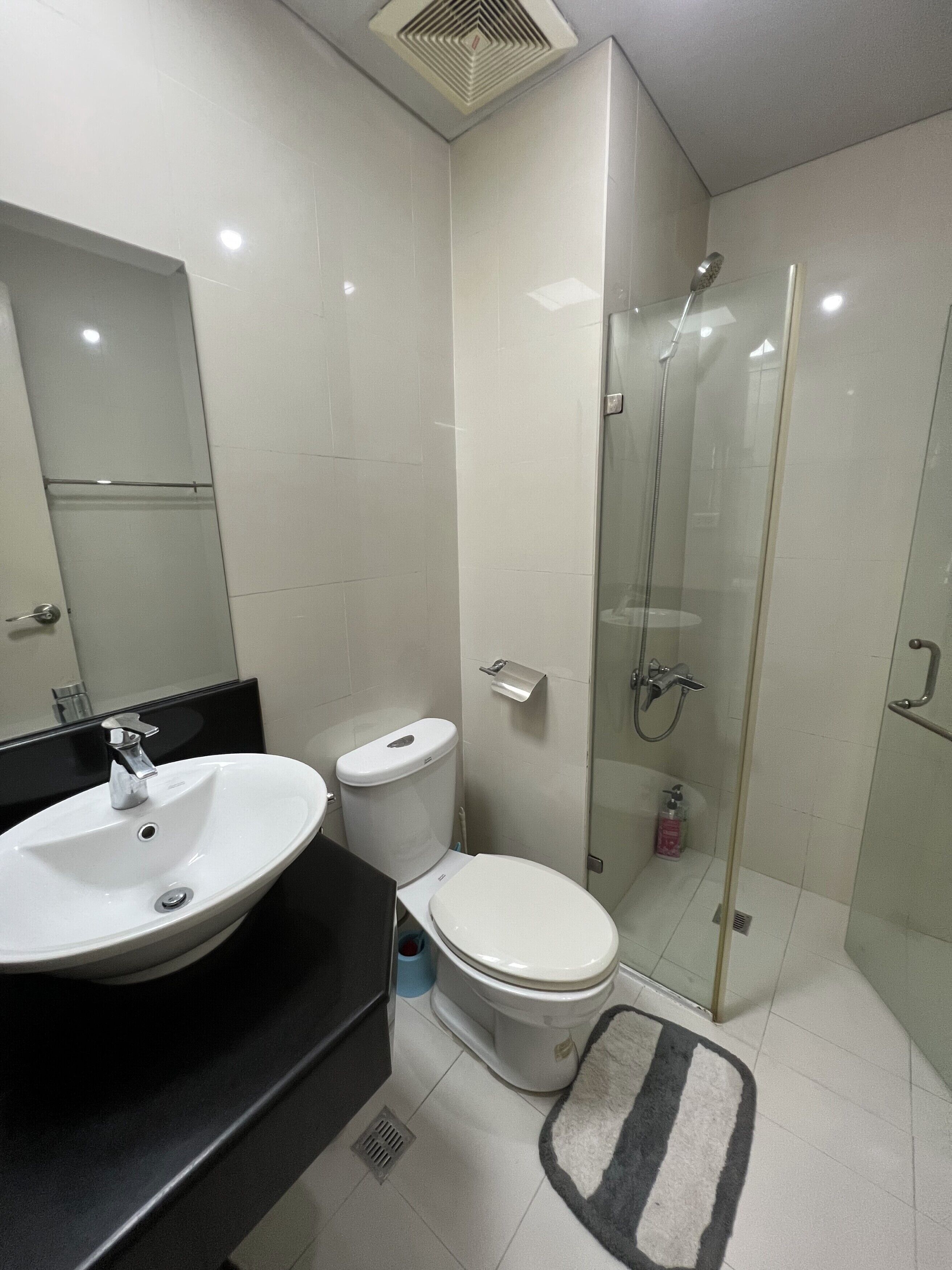 Del's Condotel across NAIA Terminal 3