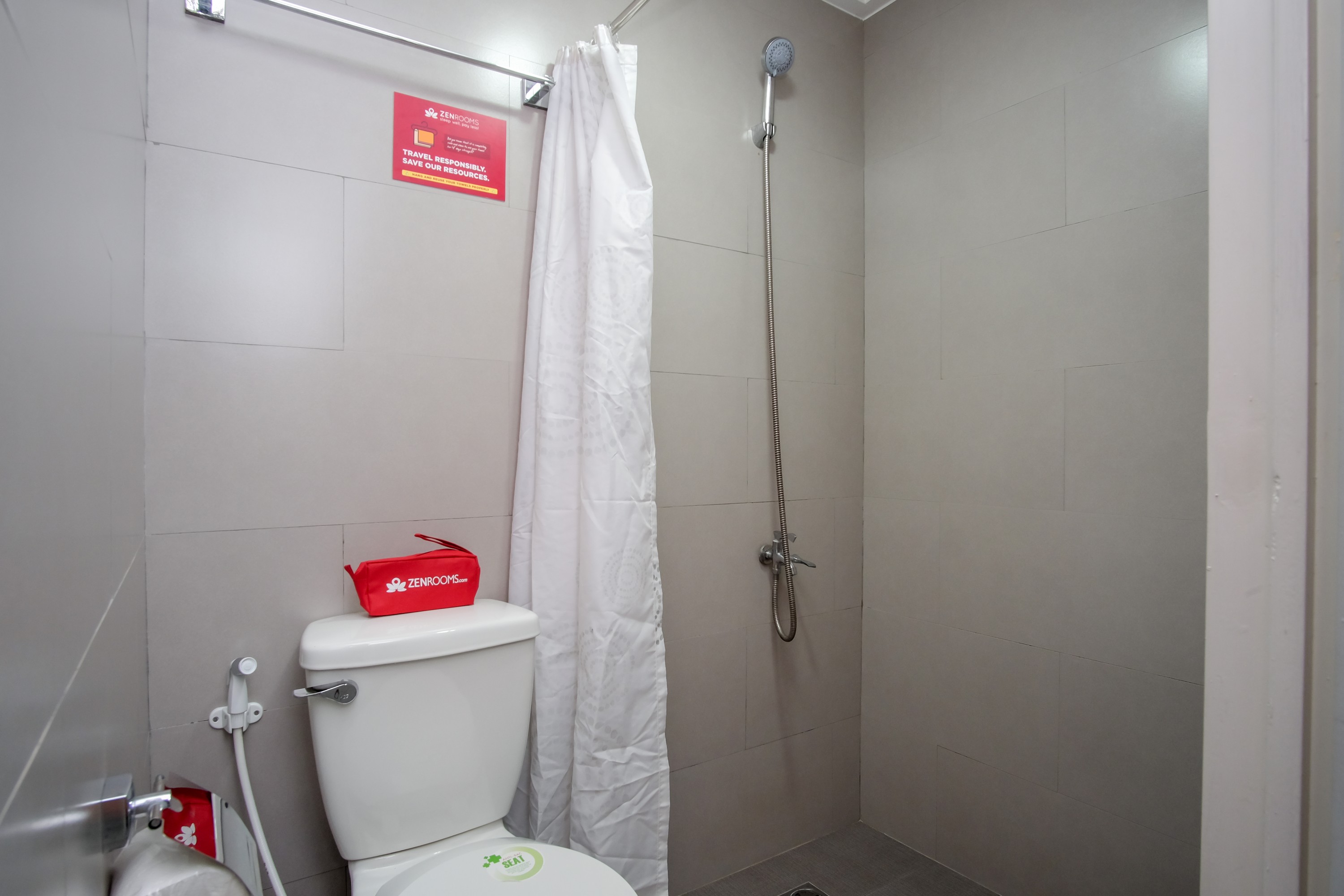 OYO 841 Metro Deluxe Residences