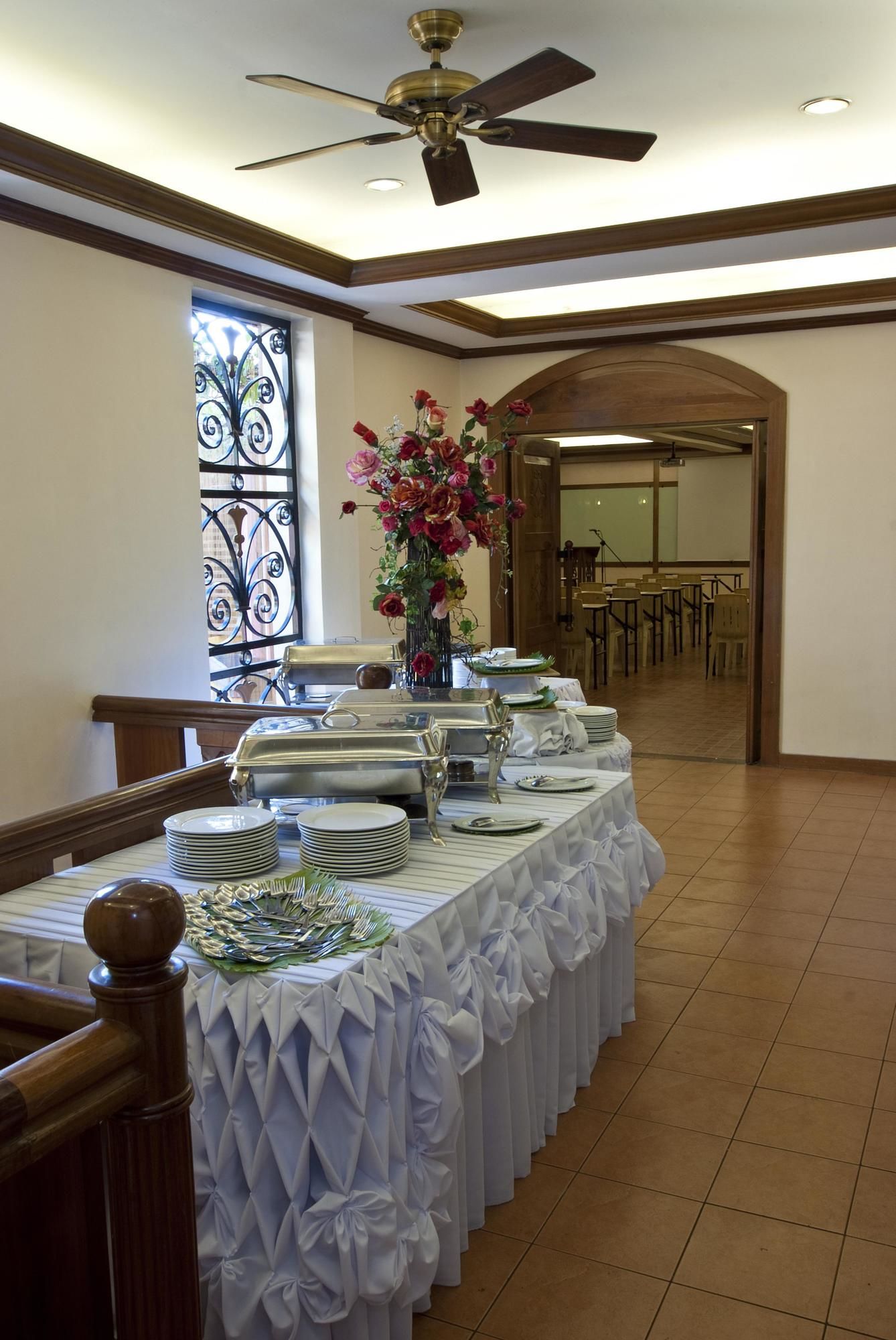 Pinoy Pamilya Hotel