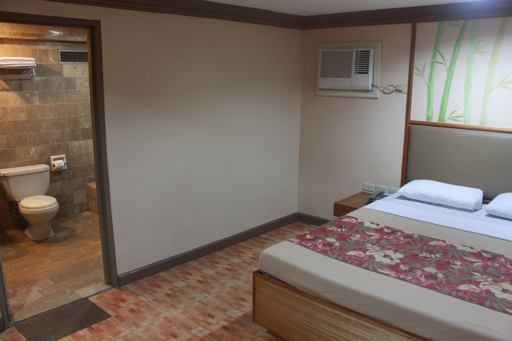 Pinoy Pamilya Hotel
