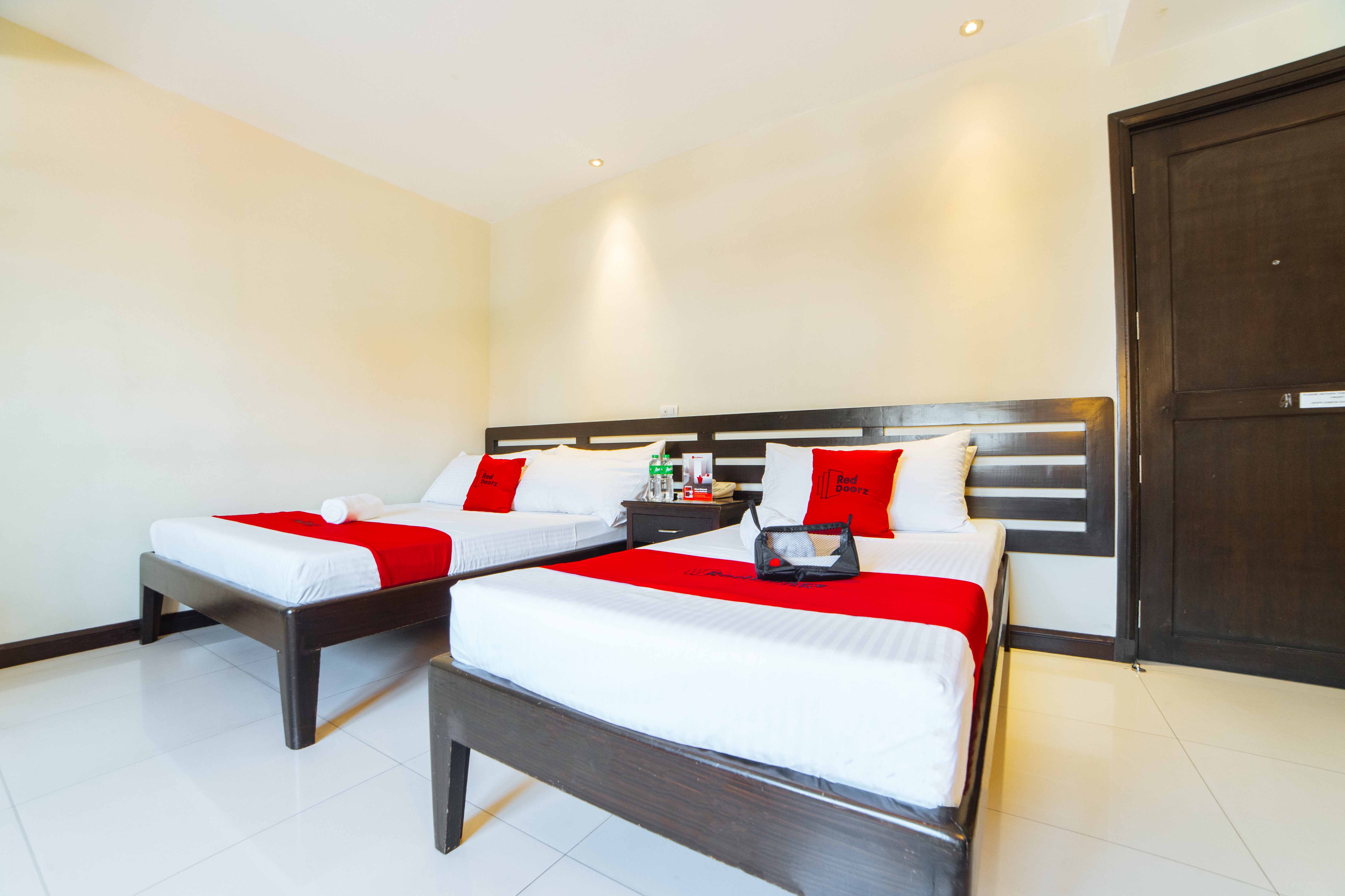 RedDoorz Plus Near Naia Expressway