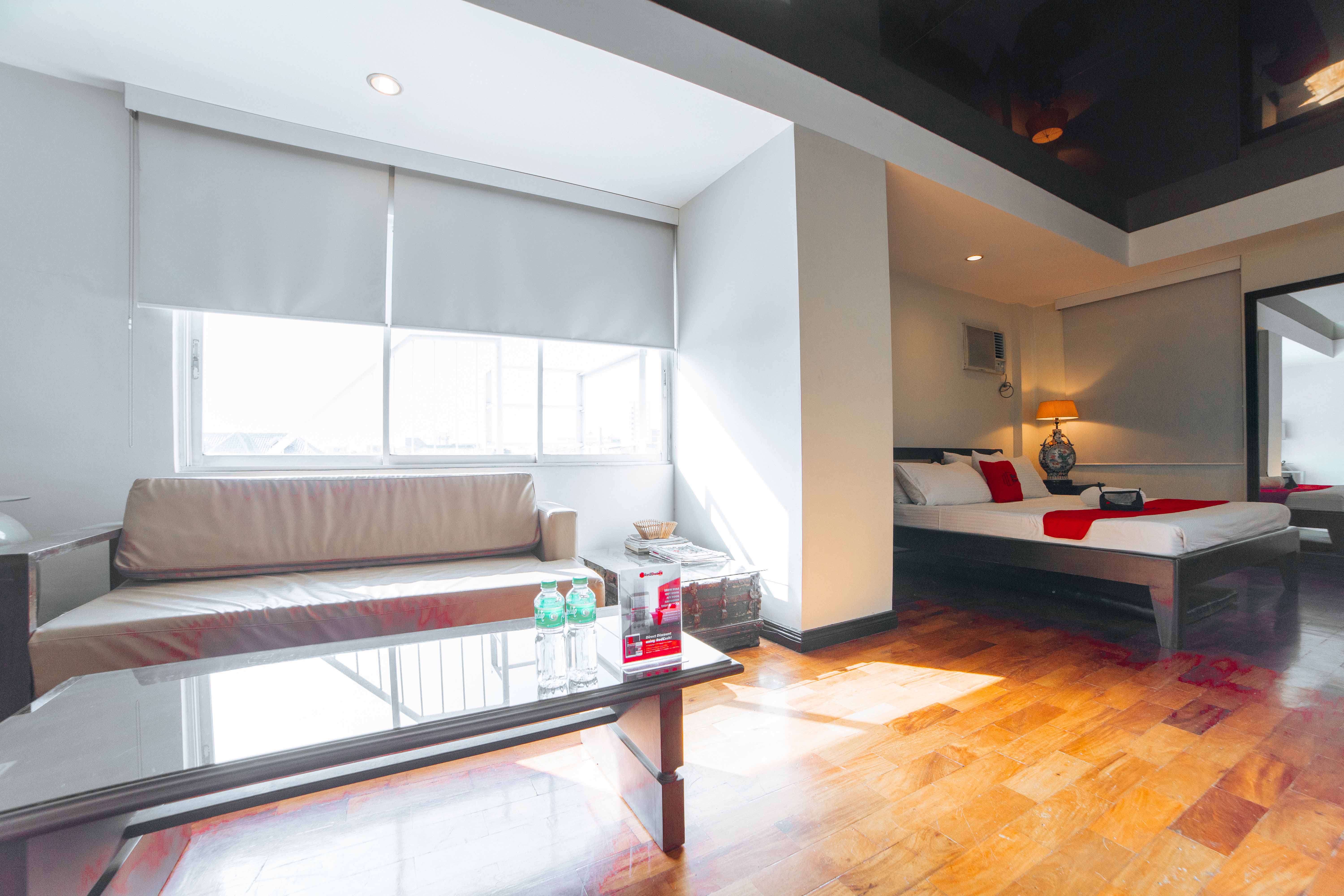 RedDoorz Plus Near Naia Expressway