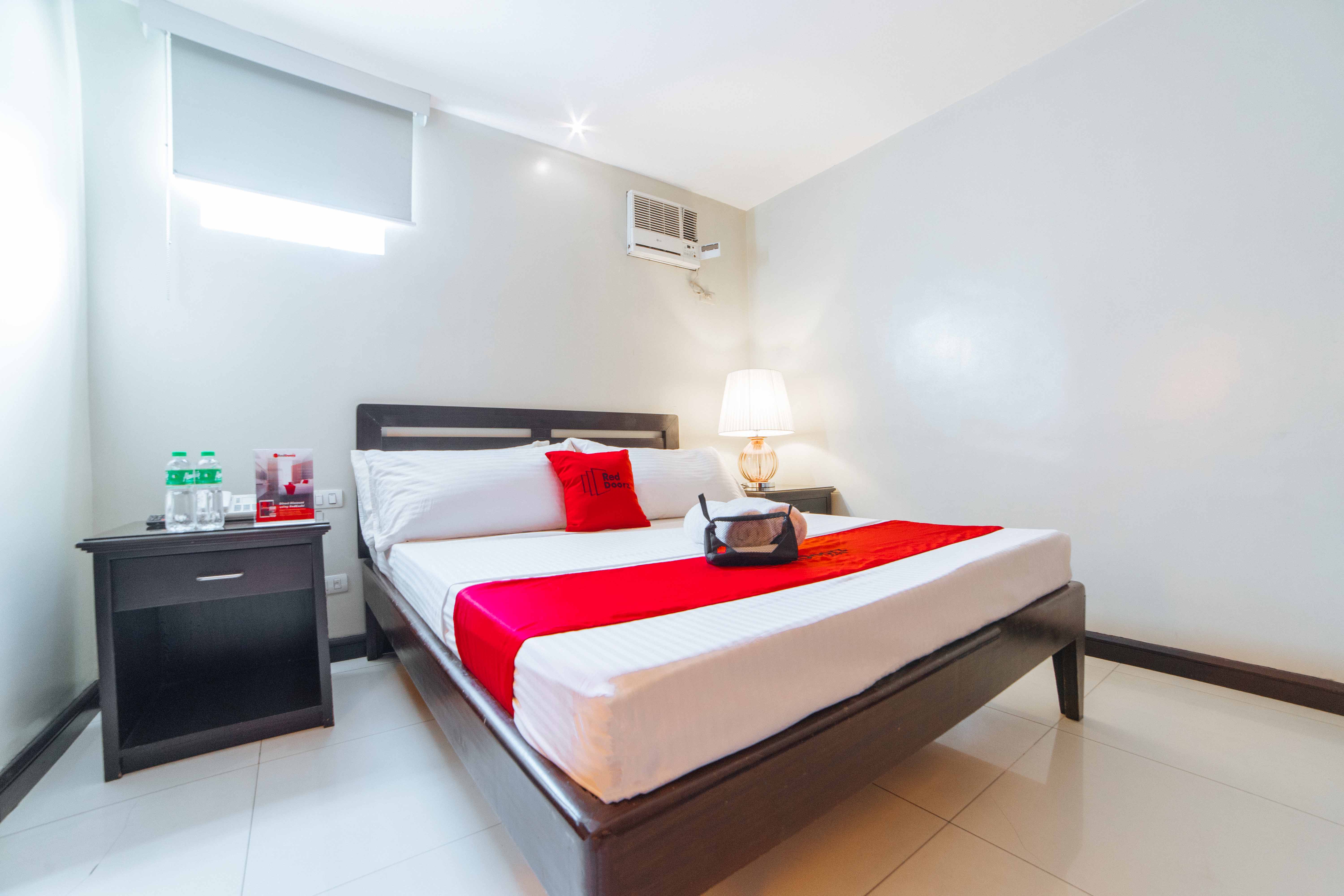RedDoorz Plus Near Naia Expressway