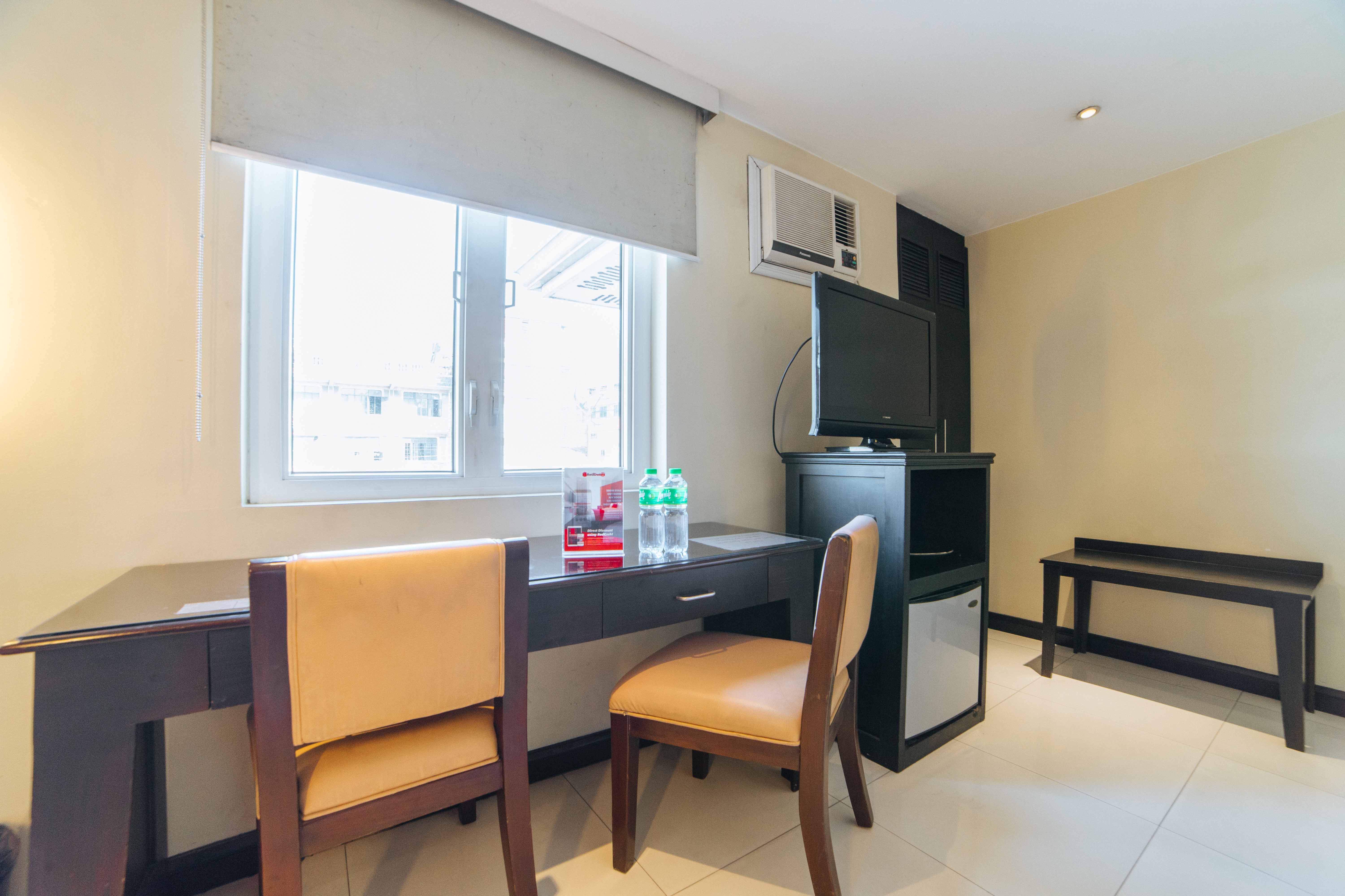 RedDoorz Plus Near Naia Expressway