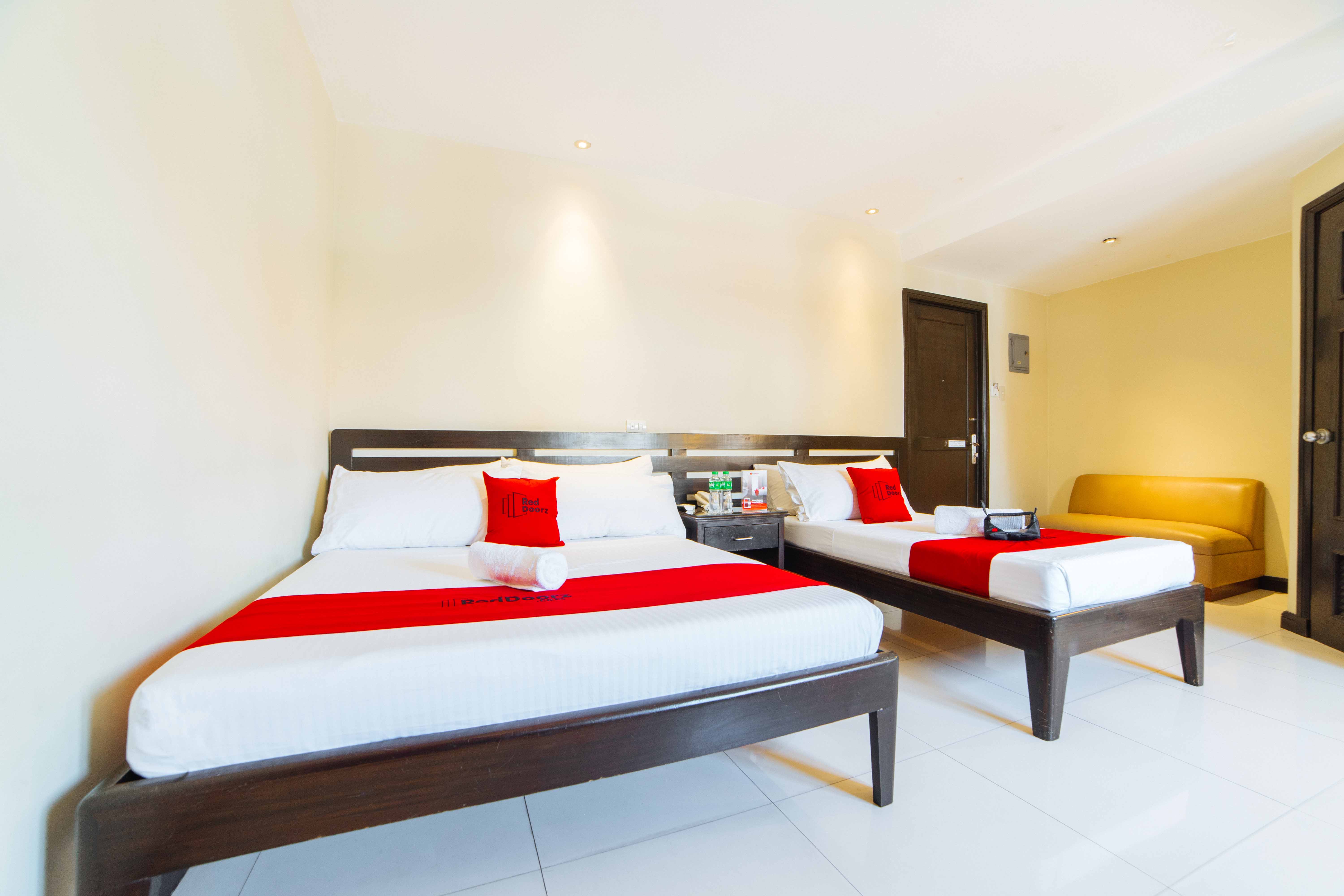 RedDoorz Plus Near Naia Expressway