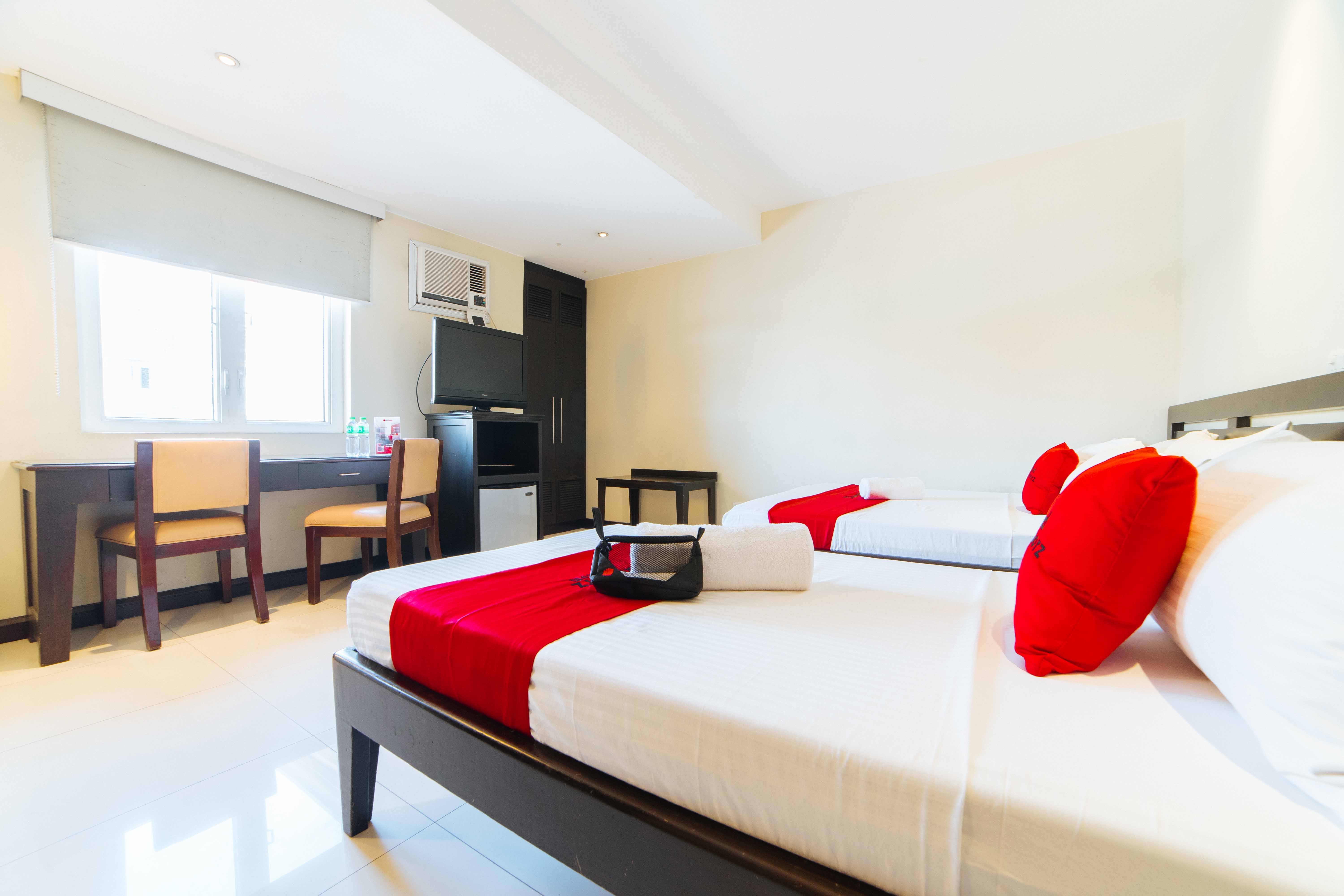 RedDoorz Plus Near Naia Expressway