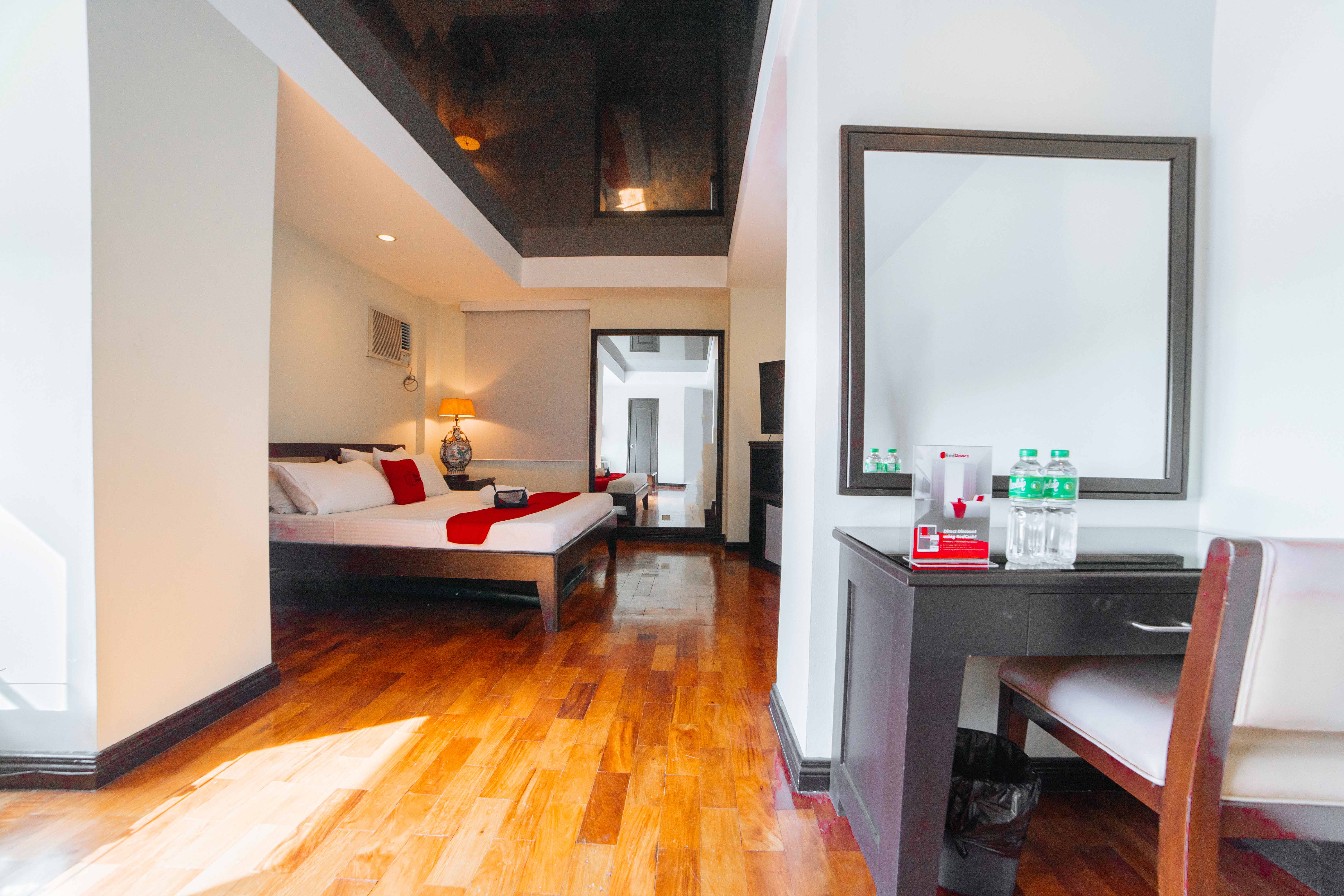 RedDoorz Plus Near Naia Expressway