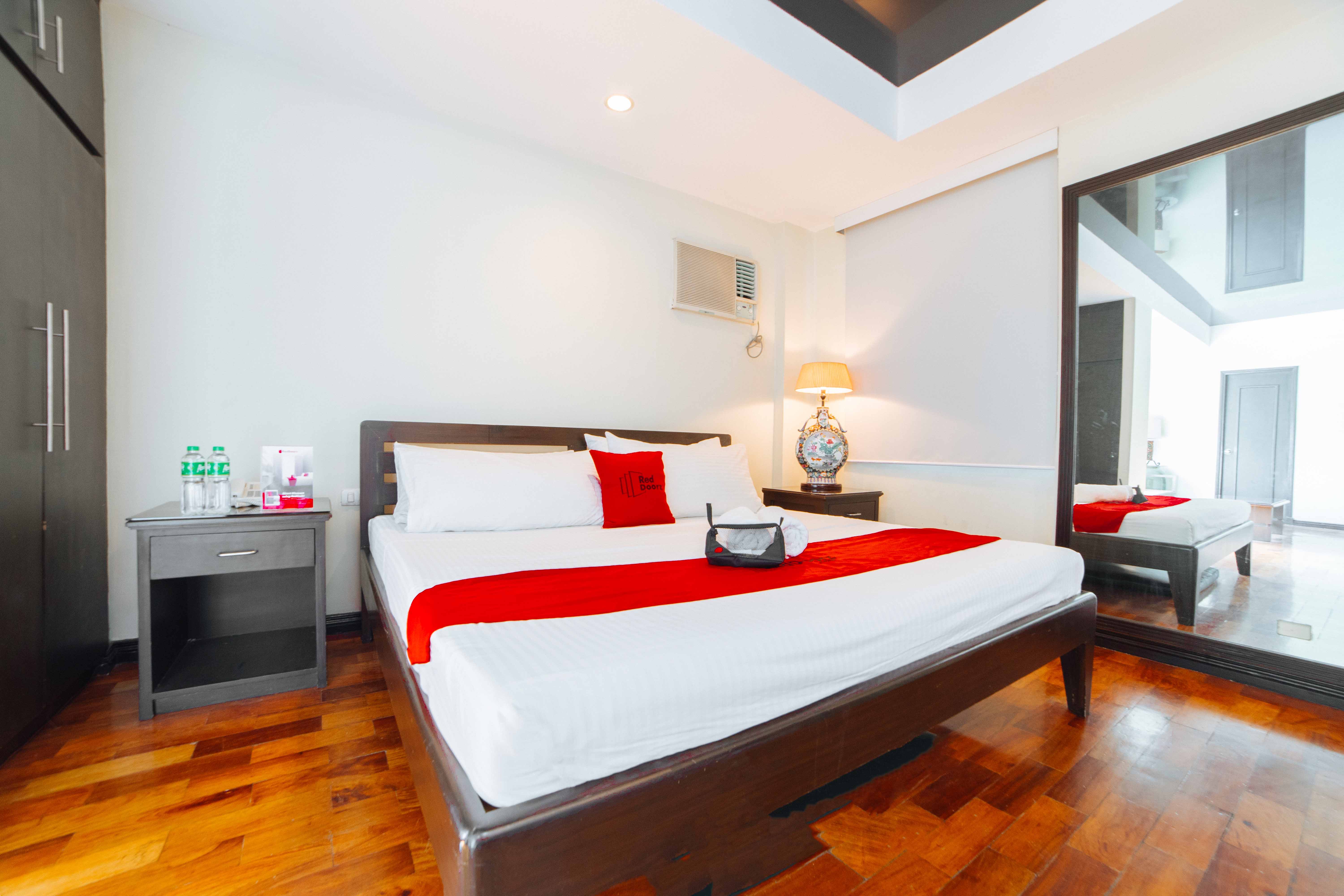 RedDoorz Plus Near Naia Expressway