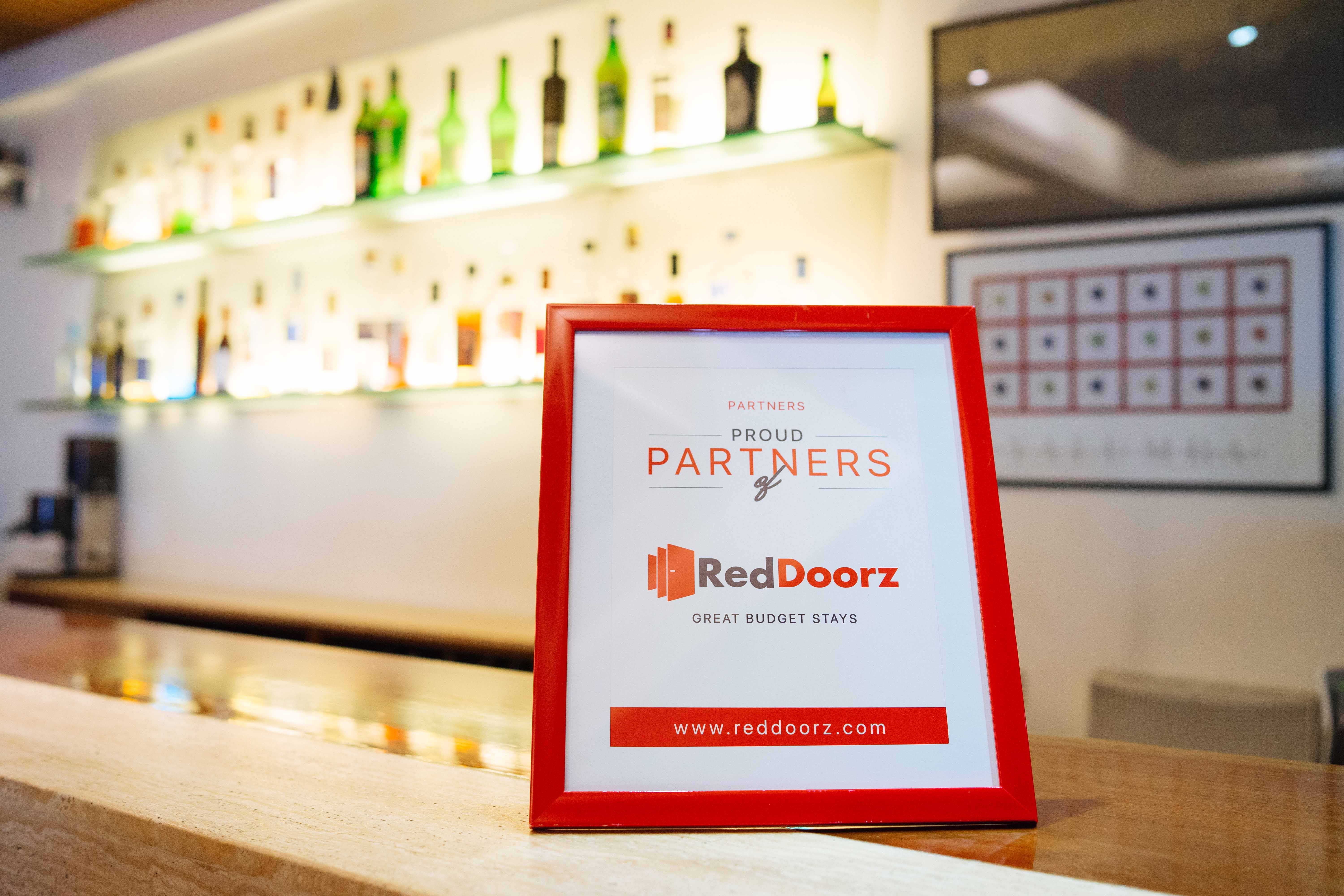 RedDoorz Plus Near Naia Expressway