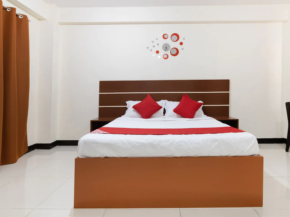 Red Velvet Suites by OYO Rooms