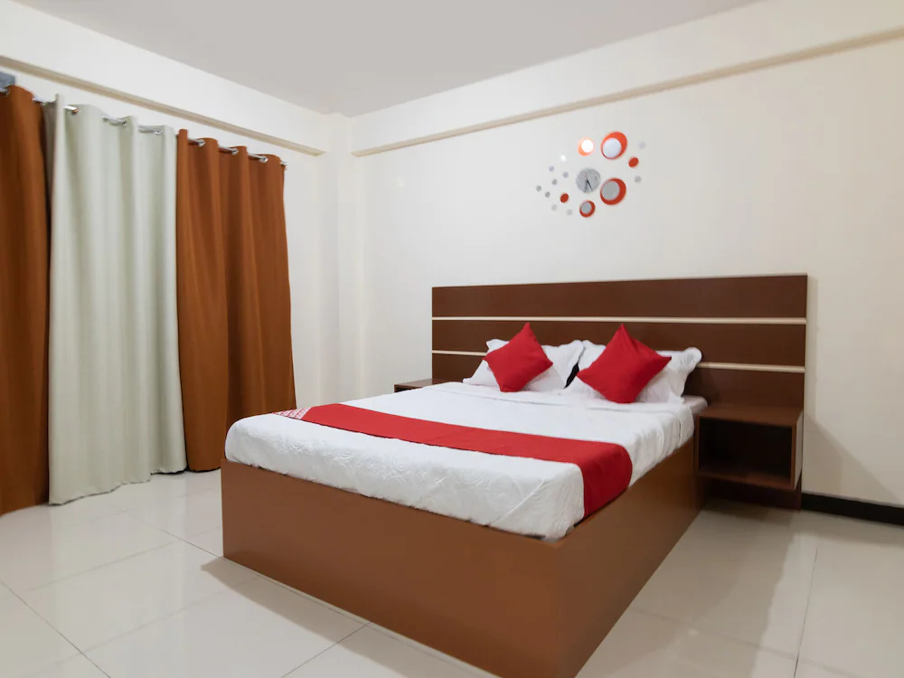 Red Velvet Suites by OYO Rooms