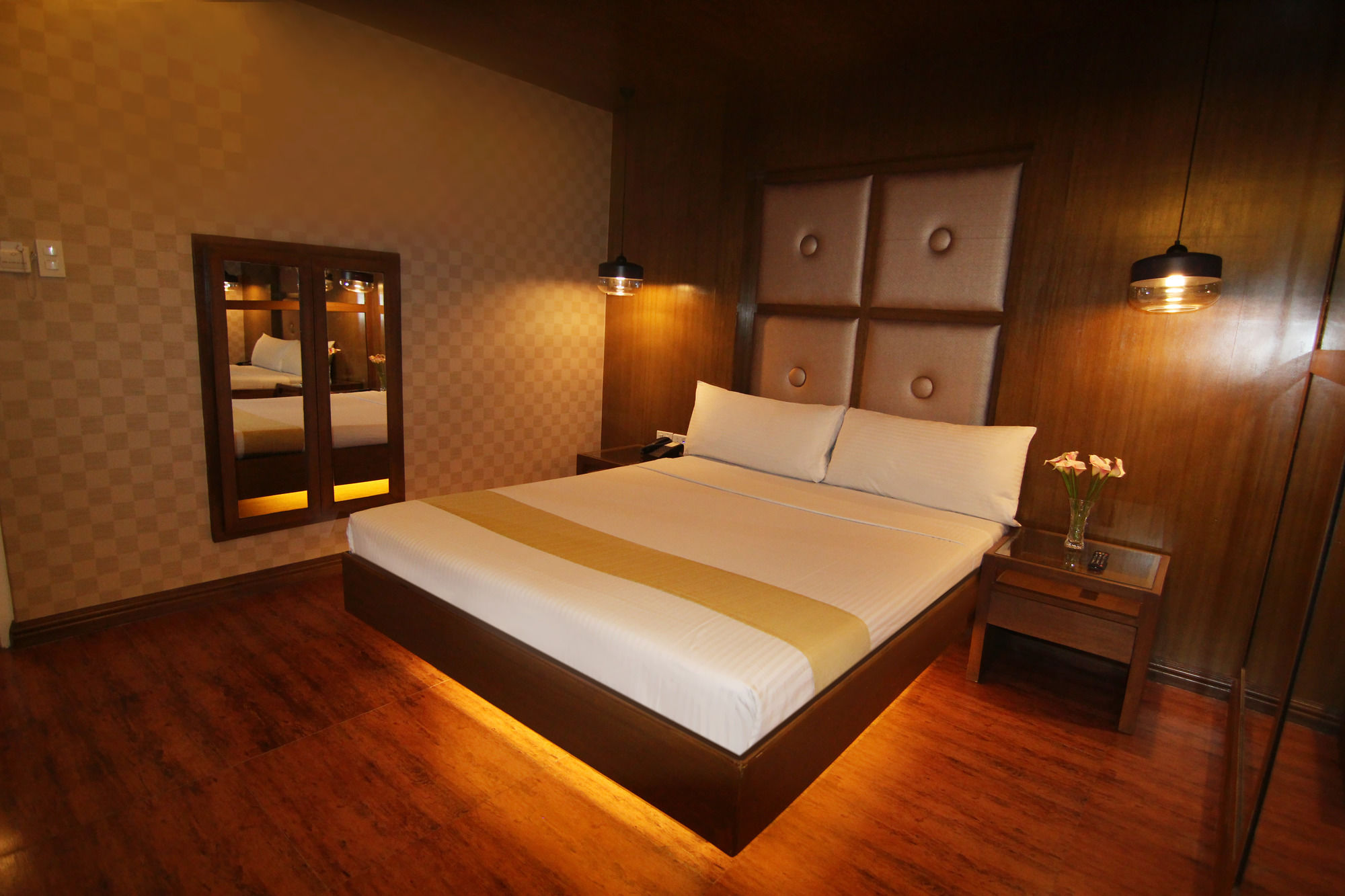 Victoria Court Cuneta Motorist Lodge