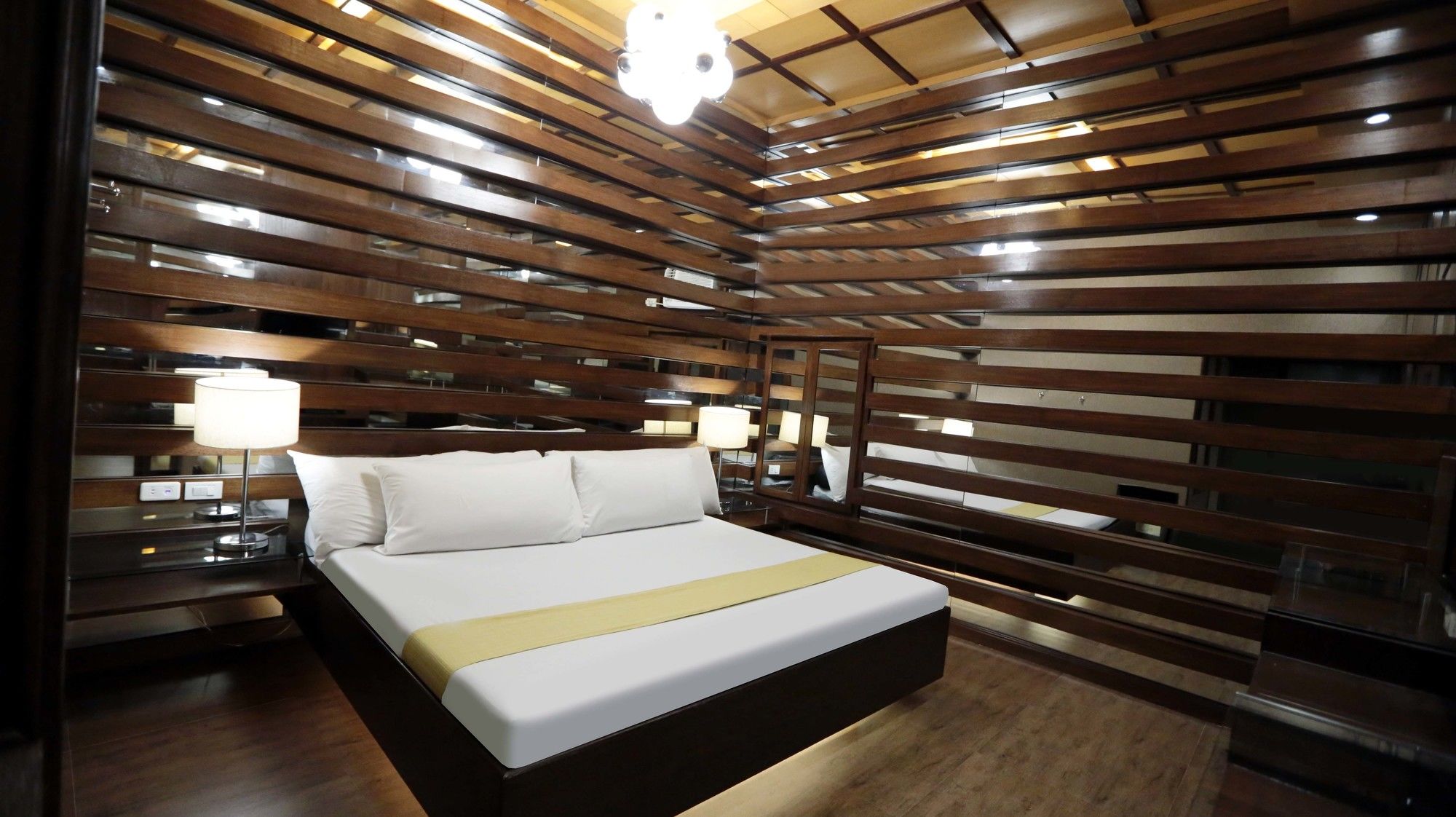 Victoria Court Cuneta Motorist Lodge