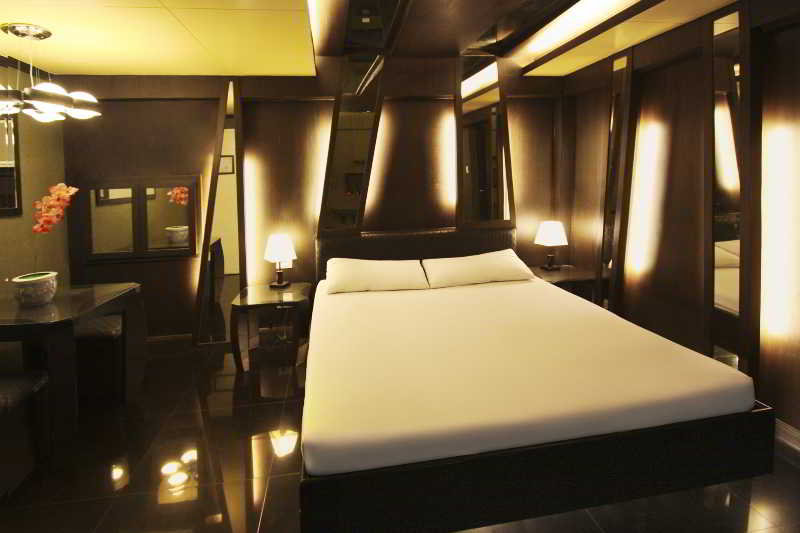 Victoria Court Gil Puyat