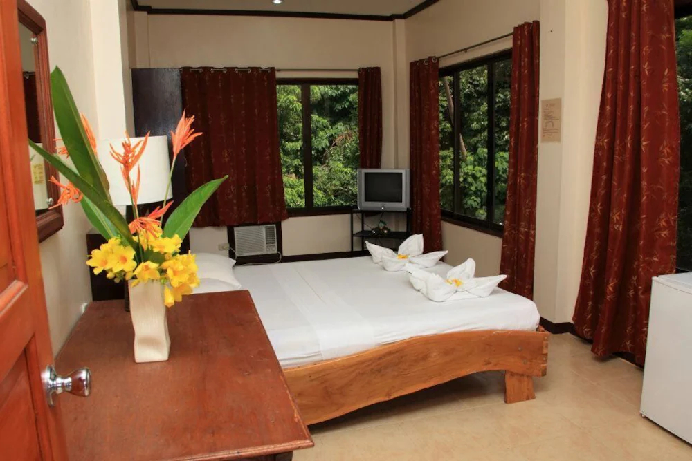 Elizabeth's Hideaway Hotel & Restaurant