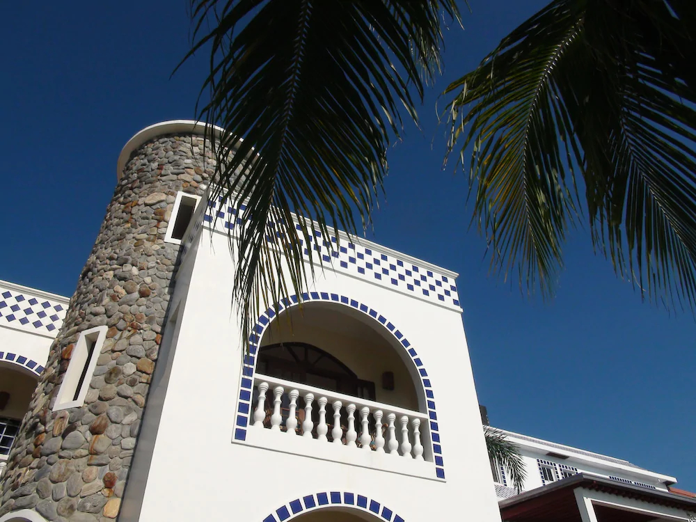 Squares Cafe and Apartments