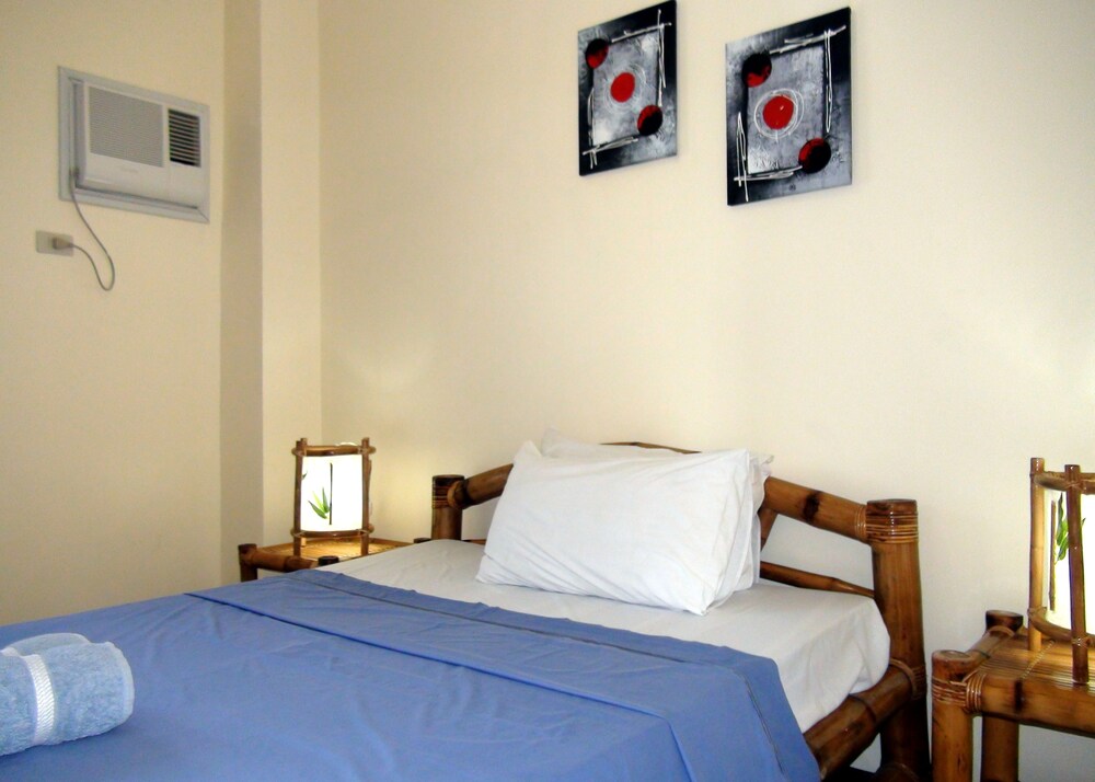 Squares Cafe and Apartments