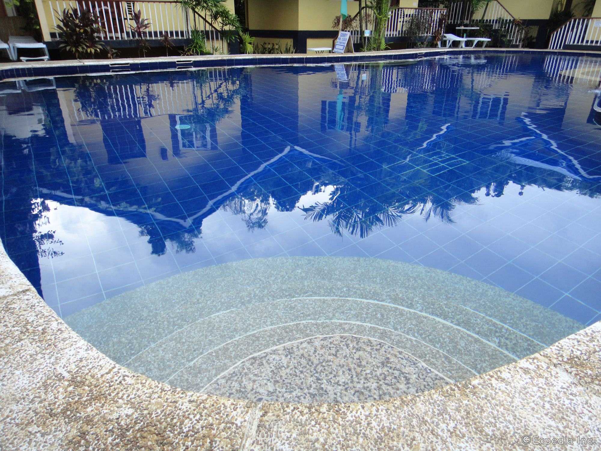 Blue Lagoon Inn & Suites