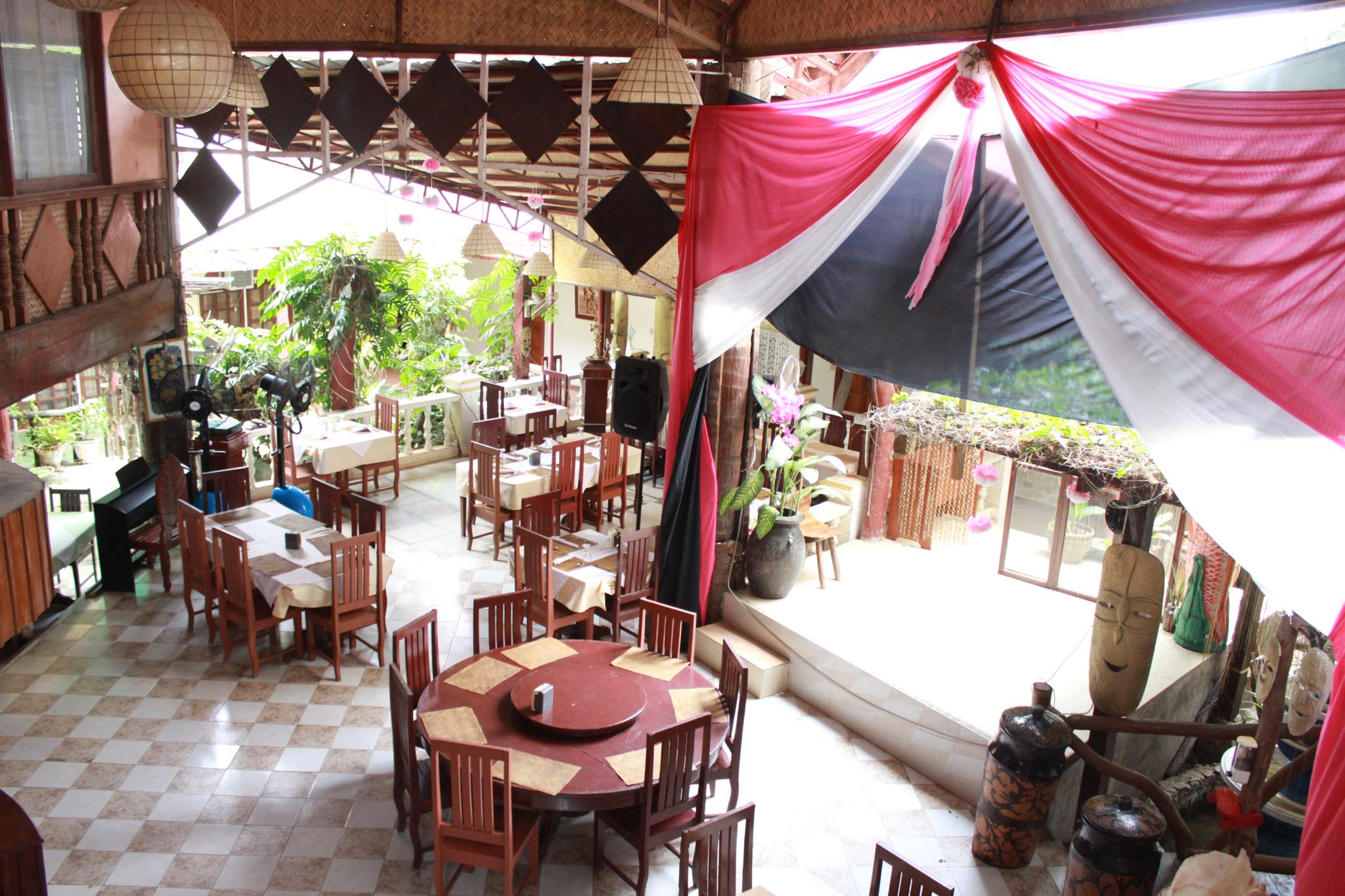 De Loro Inn and Restaurant