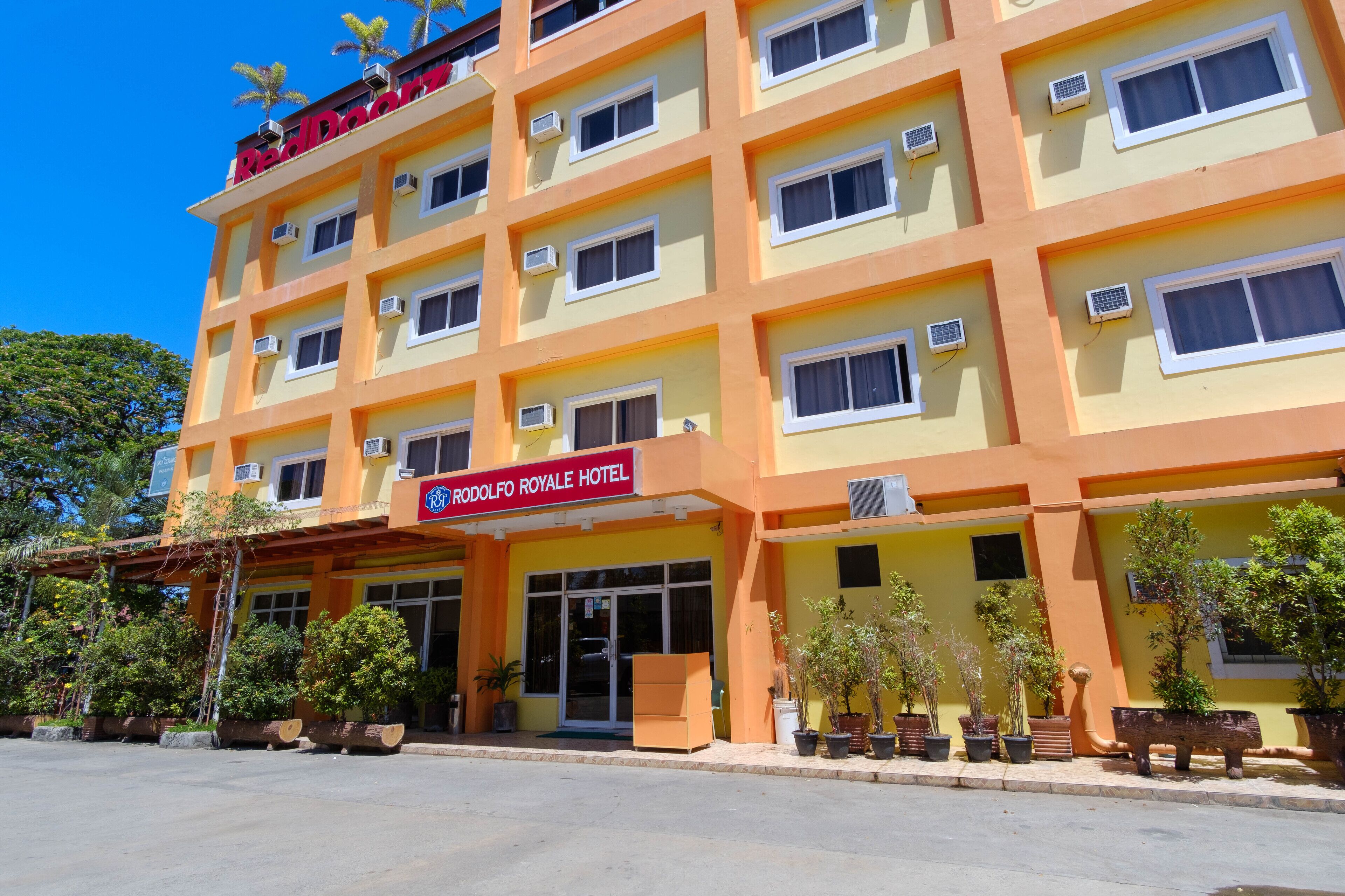 Rodolfo Royale Hotel by RedDoorz