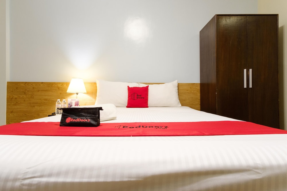 Skylight Hotel by RedDoorz
