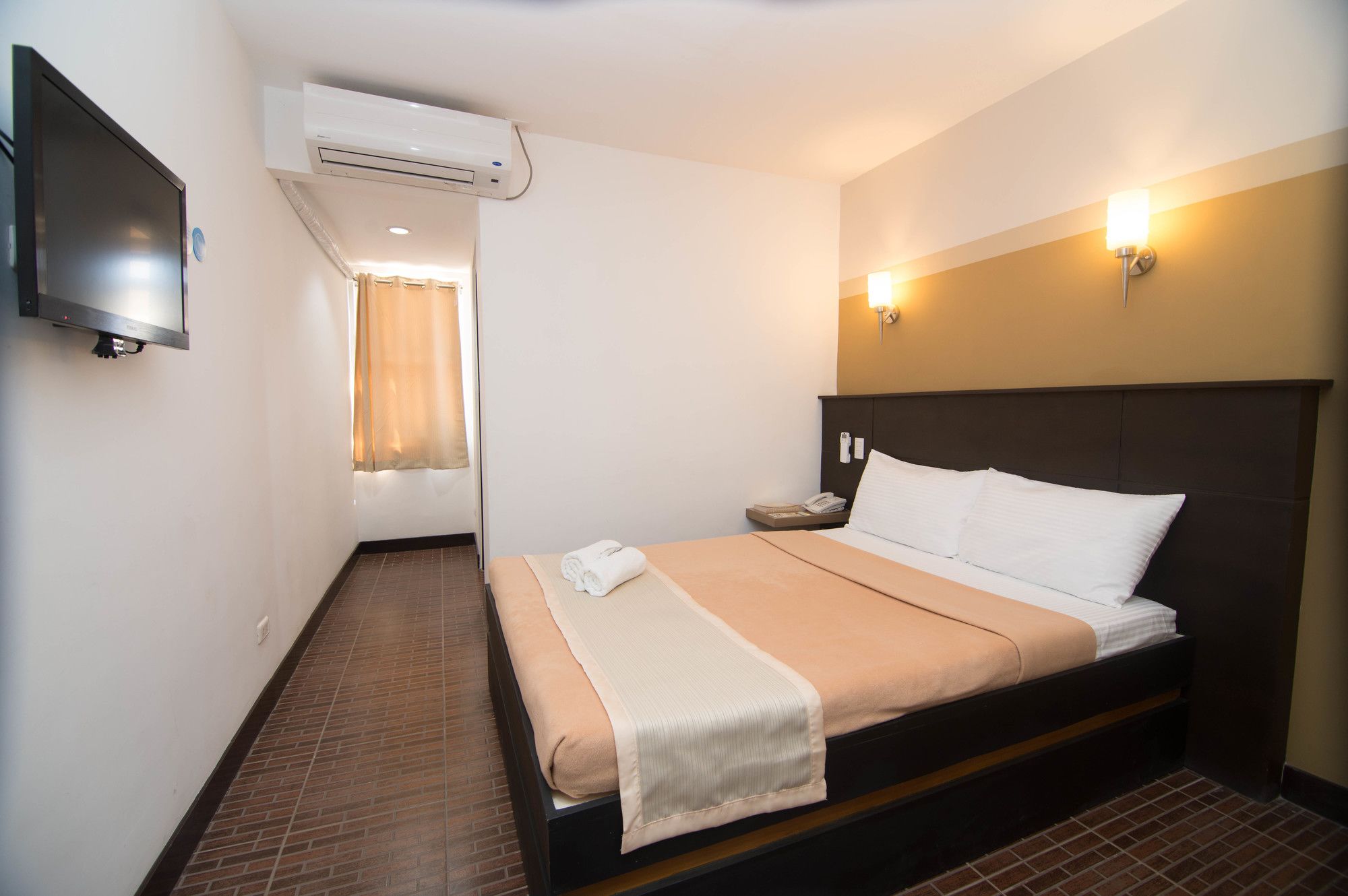 WE Travelers Inn