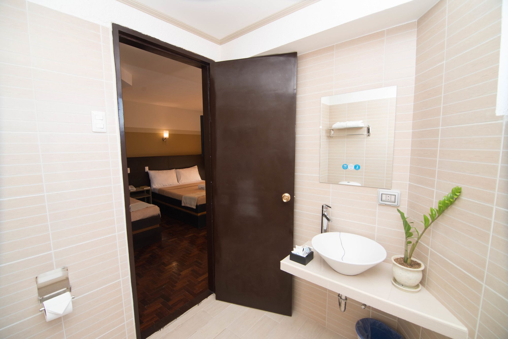 WE Travelers Inn