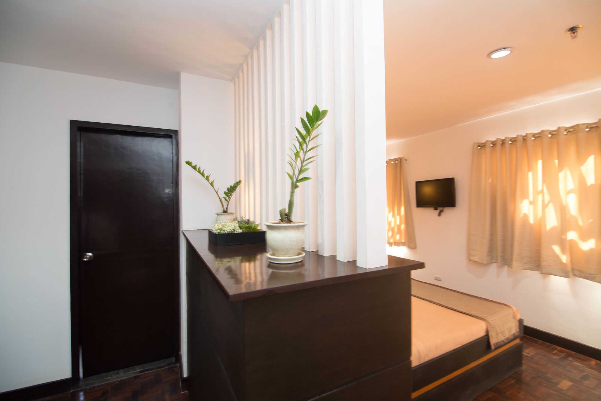 WE Travelers Inn