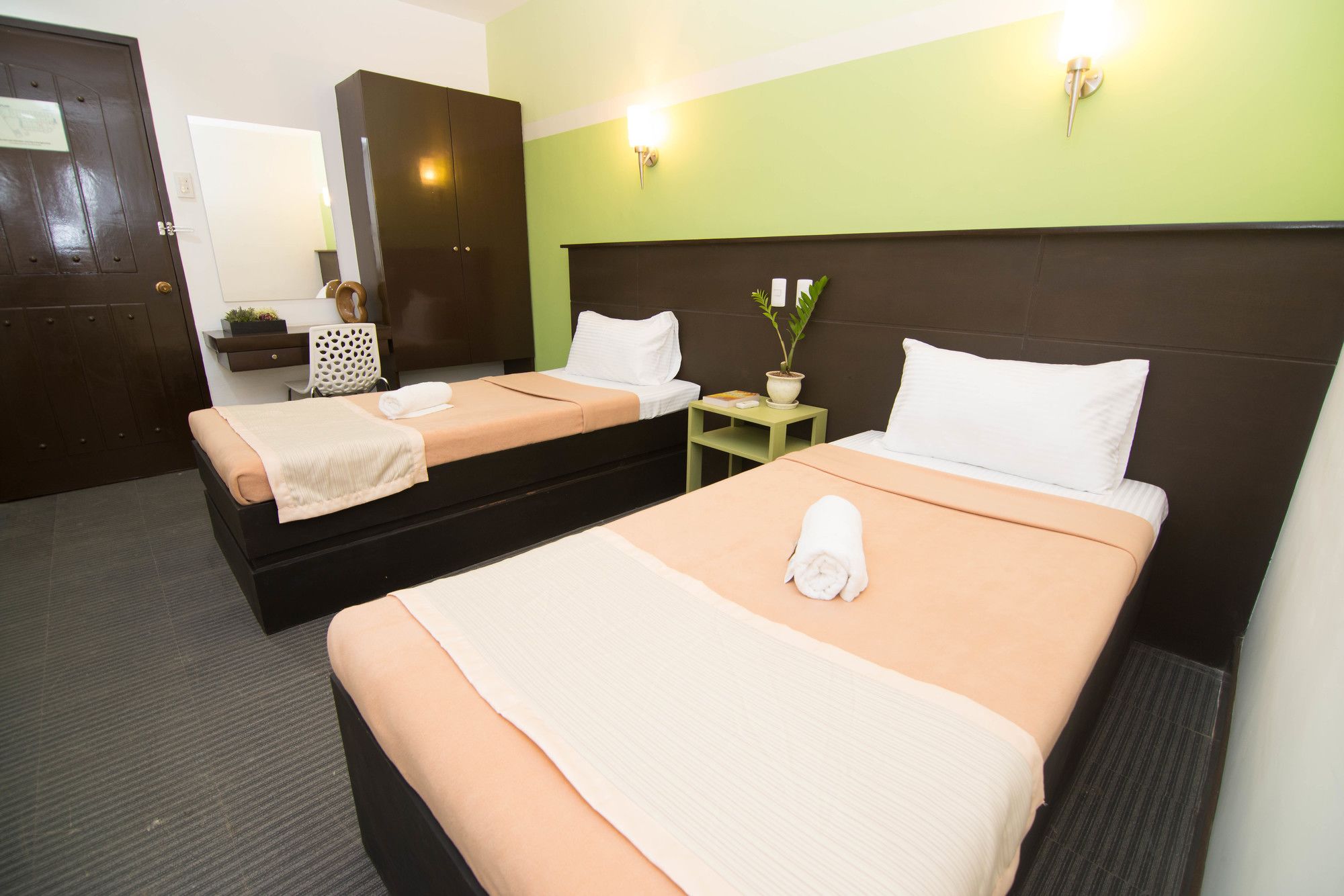WE Travelers Inn