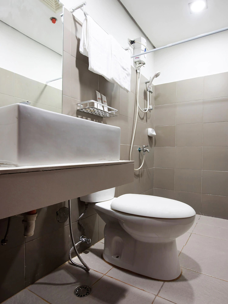 Amina Plaza by OYO Rooms