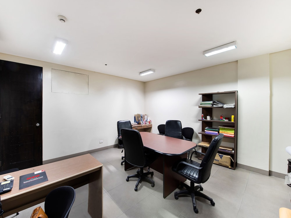 Amina Plaza by OYO Rooms