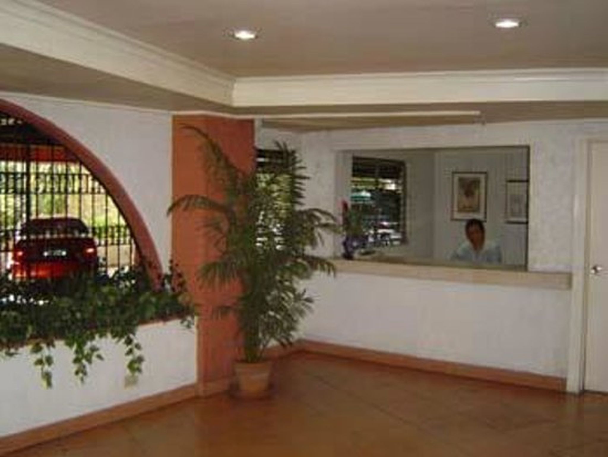 Broadway Court Apartelle