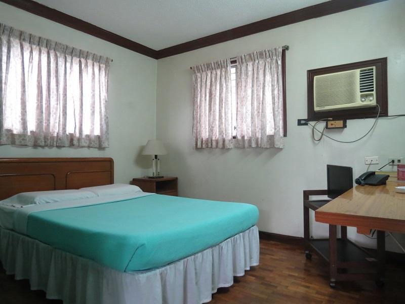 Broadway Court Apartelle