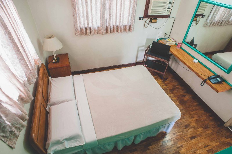 Broadway Court Apartelle