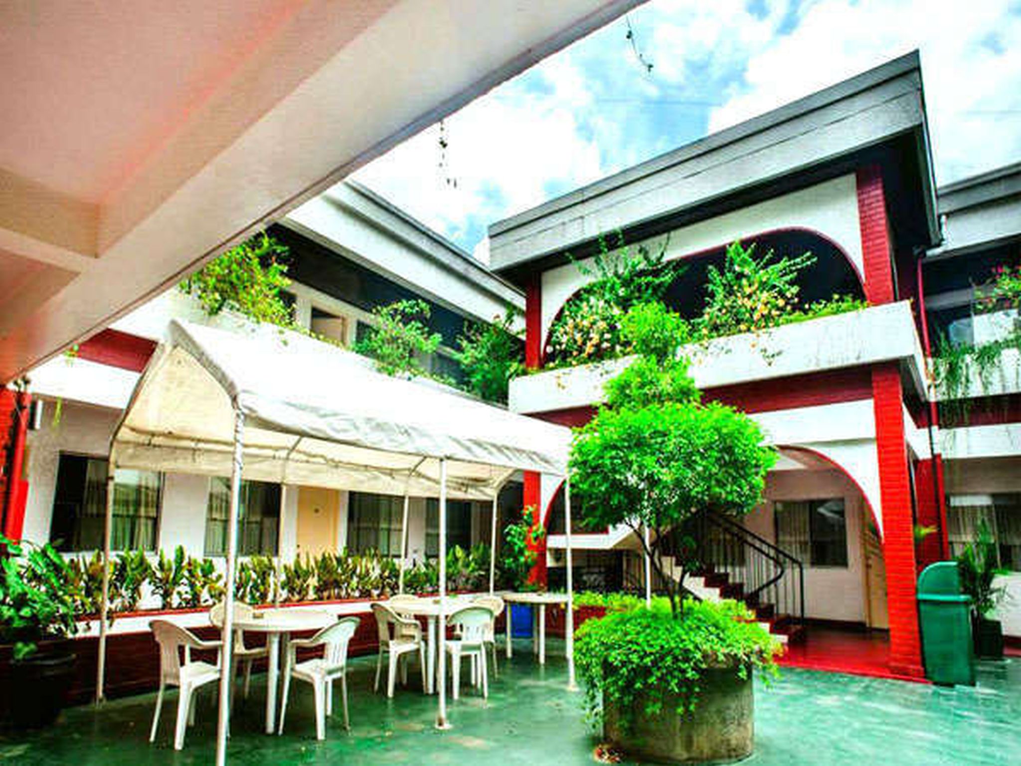Broadway Court Apartelle