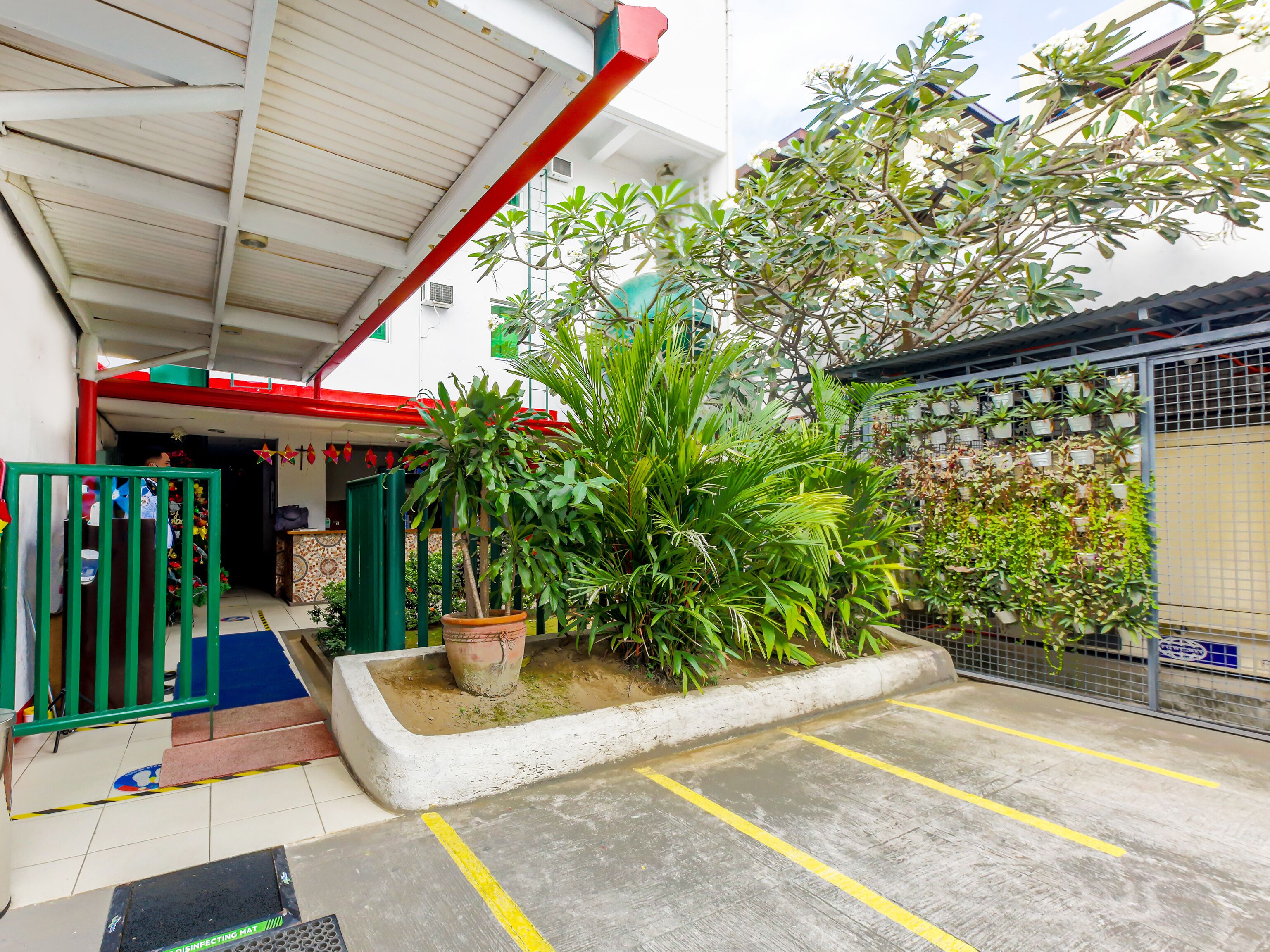 City Smiles Apartelle by OYO Rooms