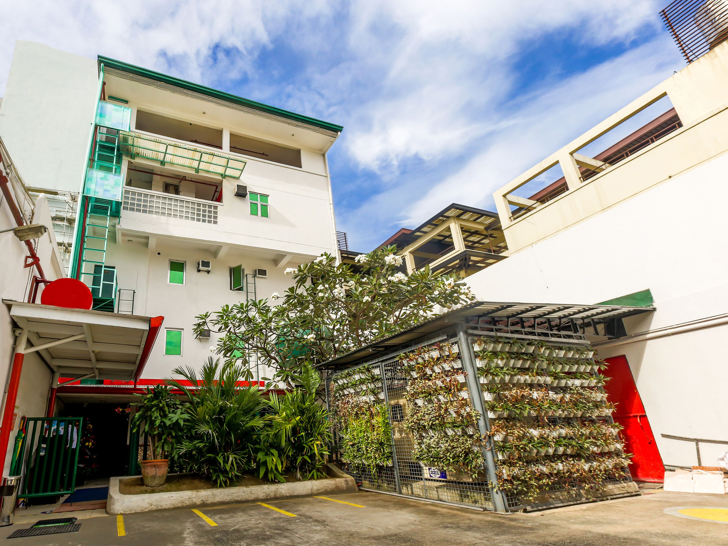 City Smiles Apartelle by OYO Rooms