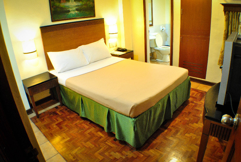 OYO 406 Royal Parc Inn & Suites