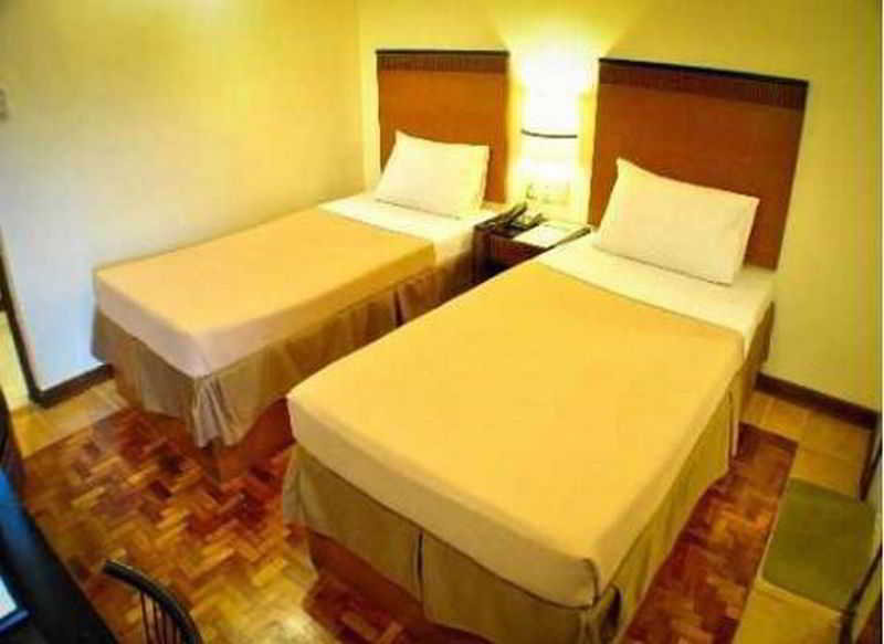 OYO 406 Royal Parc Inn & Suites